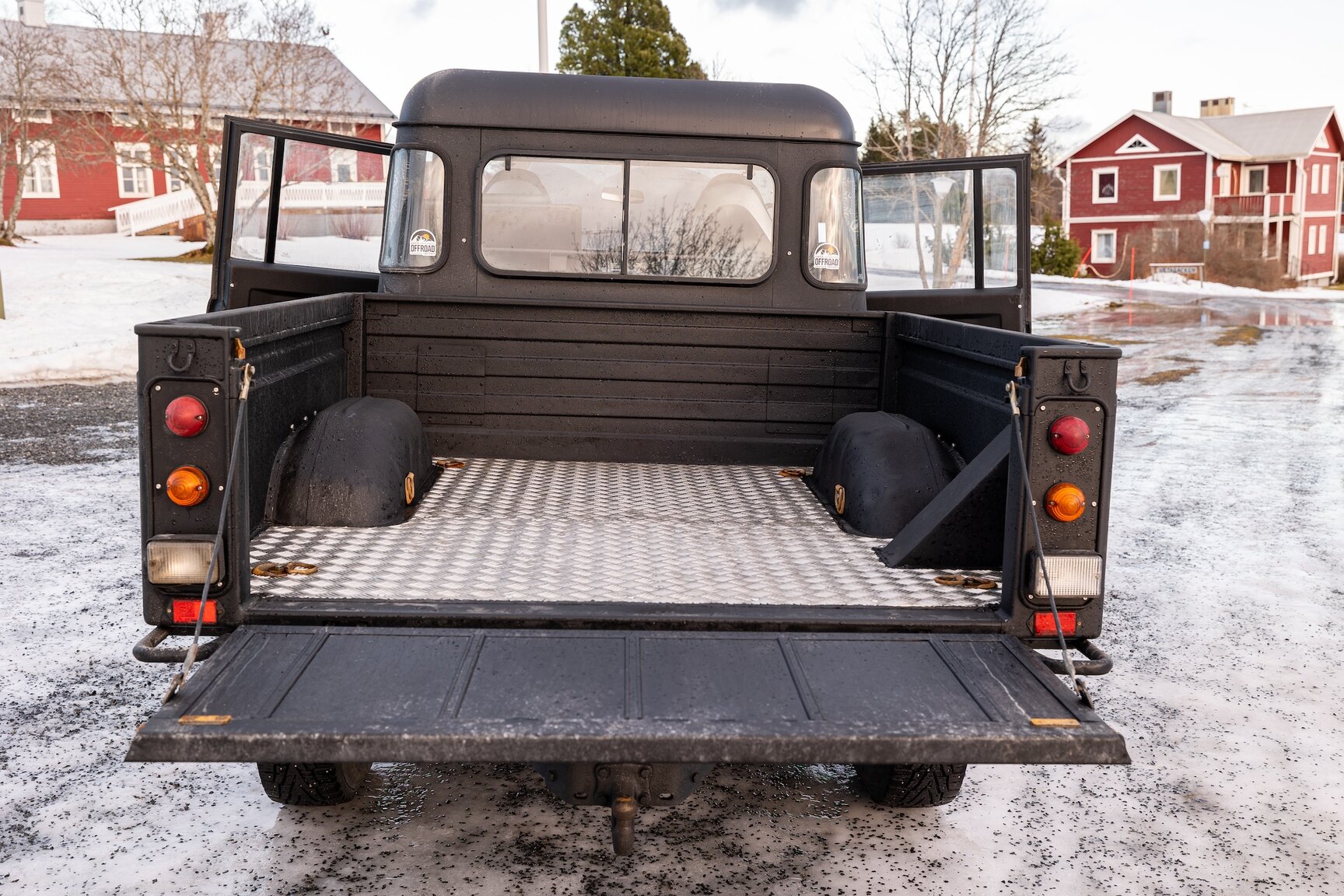 Exterior image of 2000 Land Rover Defender 130