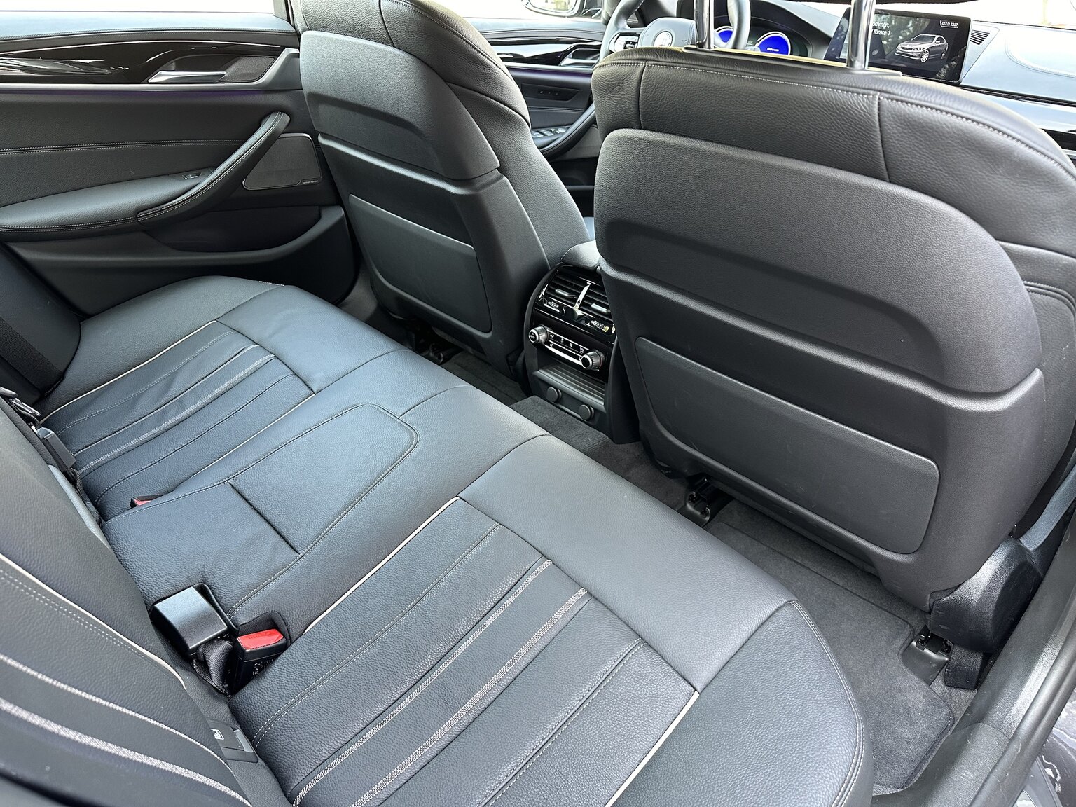 Innenraumfoto von 2019 ALPINA B5 S Bi-Turbo Sedan ALLRAD