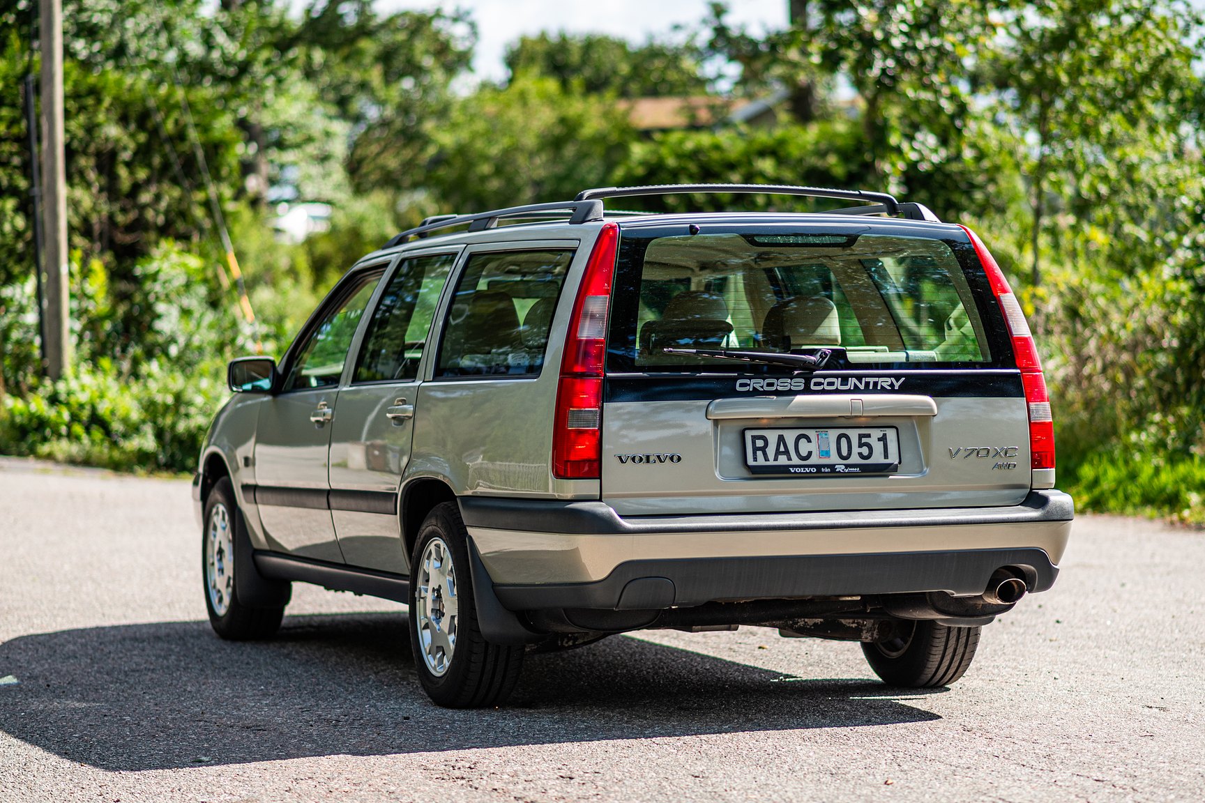 Exterior image of 2000 Volvo V70 XC 2.4 T AWD 
