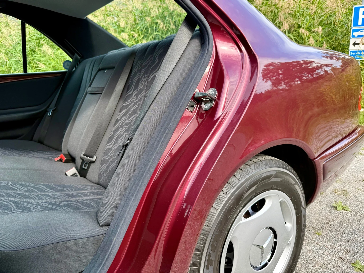 Innenraumfoto von 1997 Mercedes-Benz E 290 TD (41)