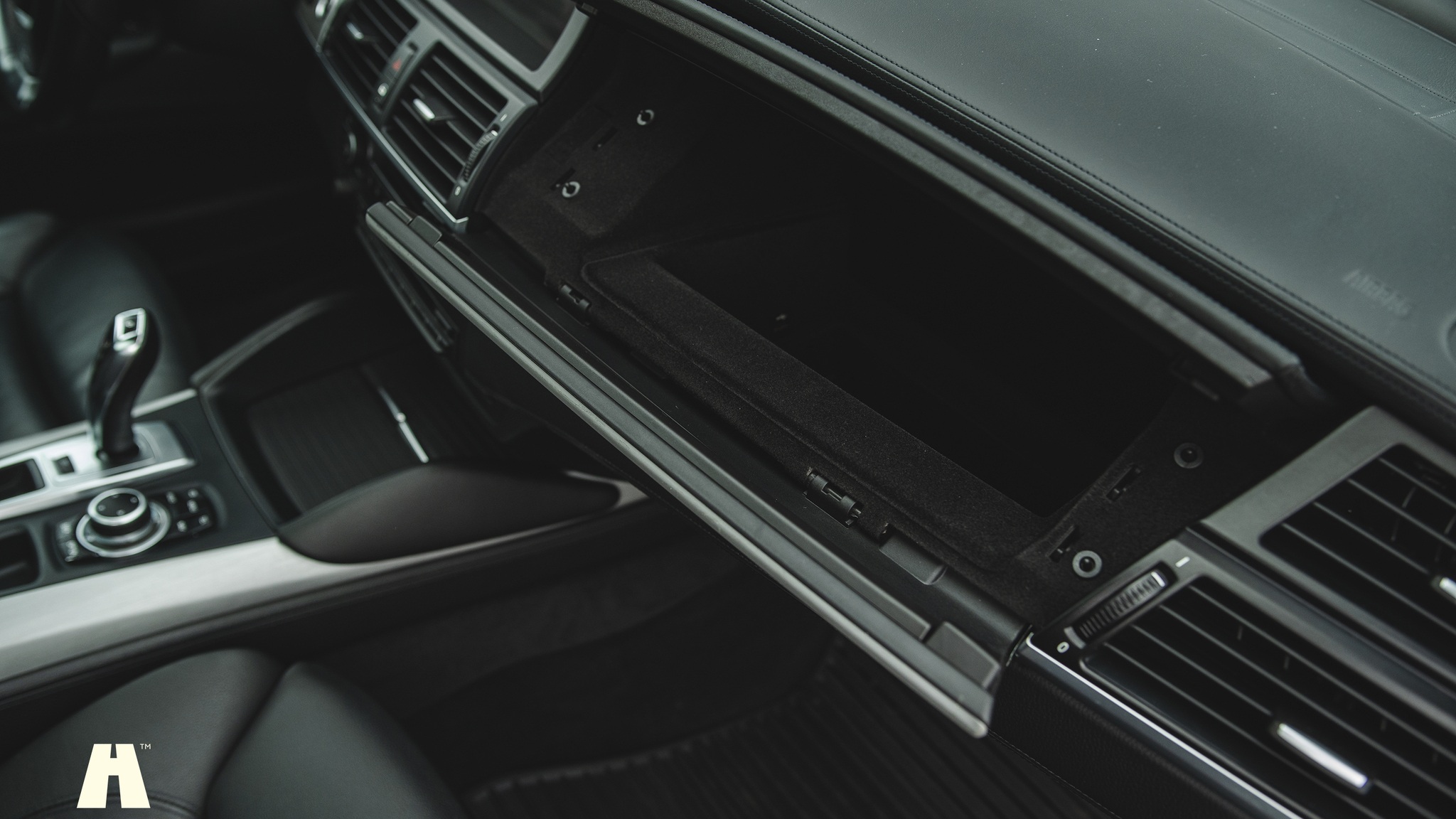 Innenraumfoto von 2010 BMW X6 M Ferrita 555HK (81)