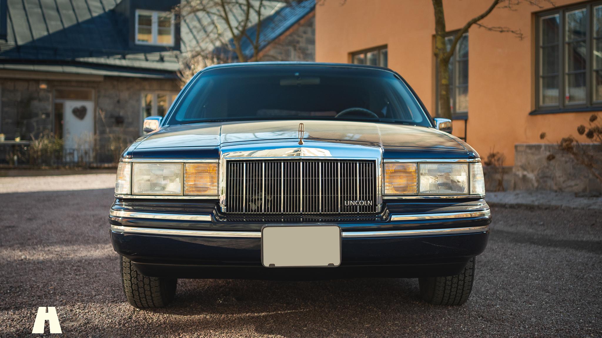 Exterior image of 1992 Lincoln Town Car Limousine 