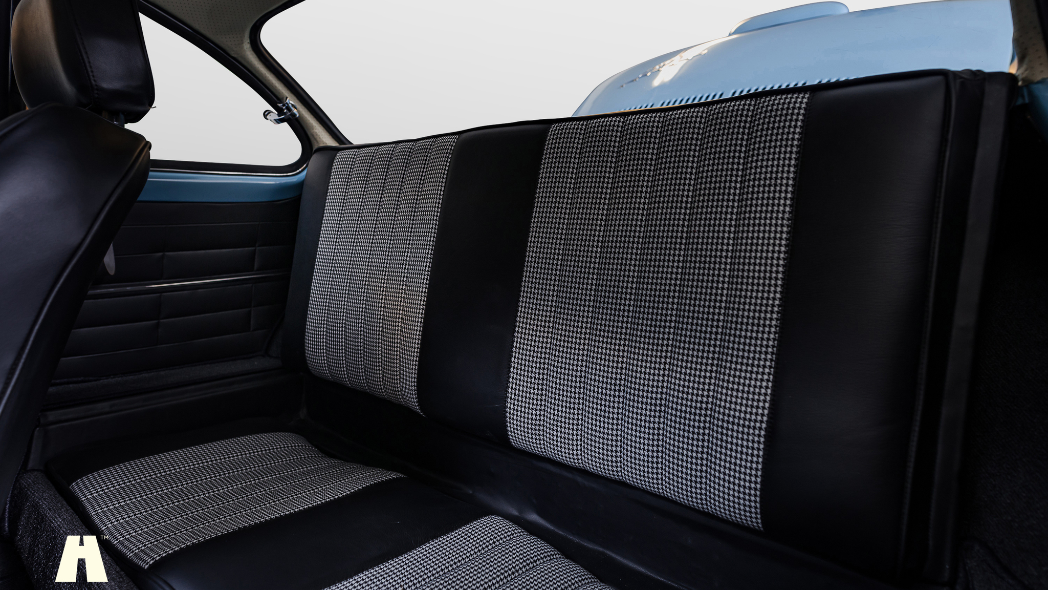 Interior image of 1969 Volkswagen Karmann Ghia (10)