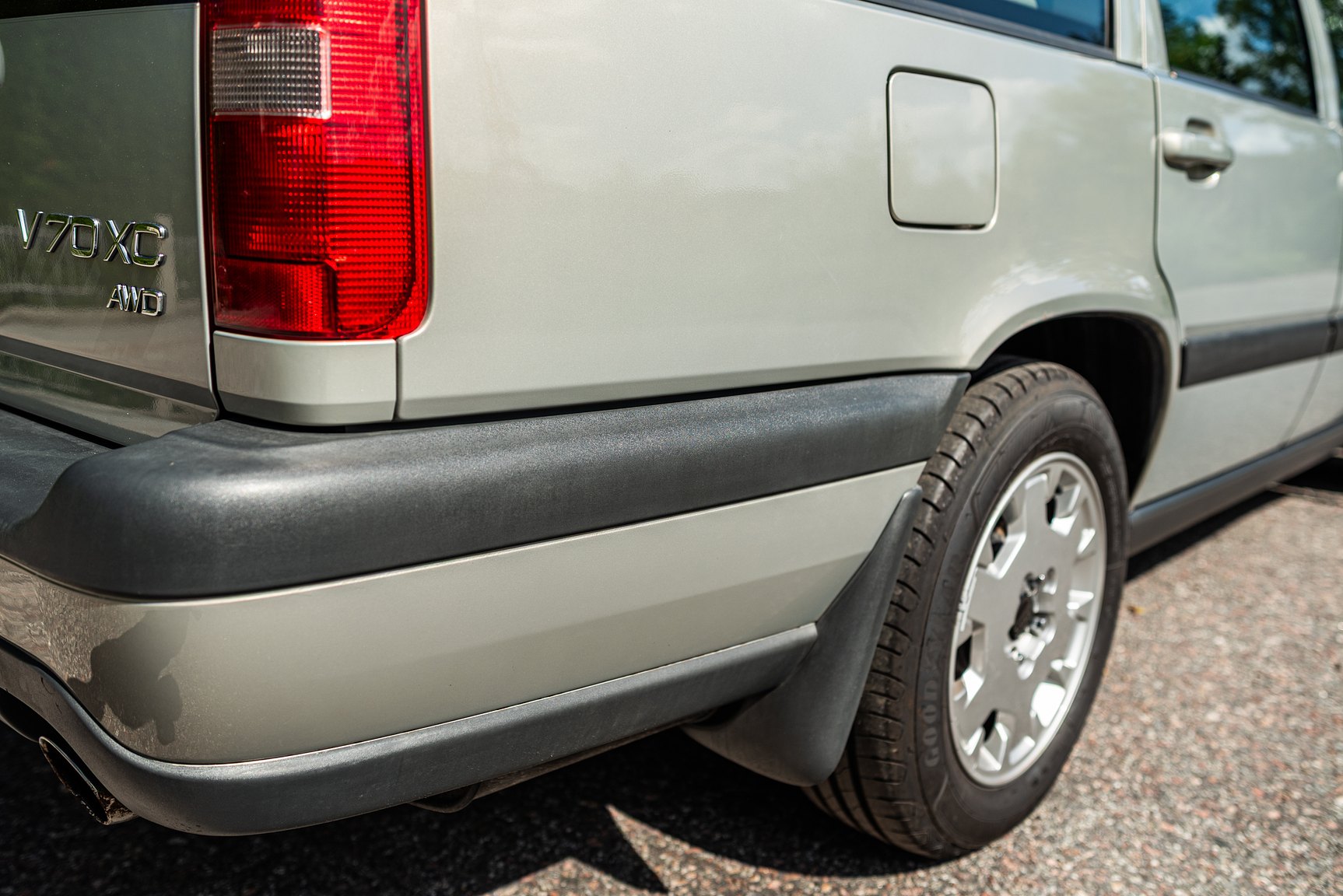 Exterior image of 2000 Volvo V70 XC 2.4 T AWD 