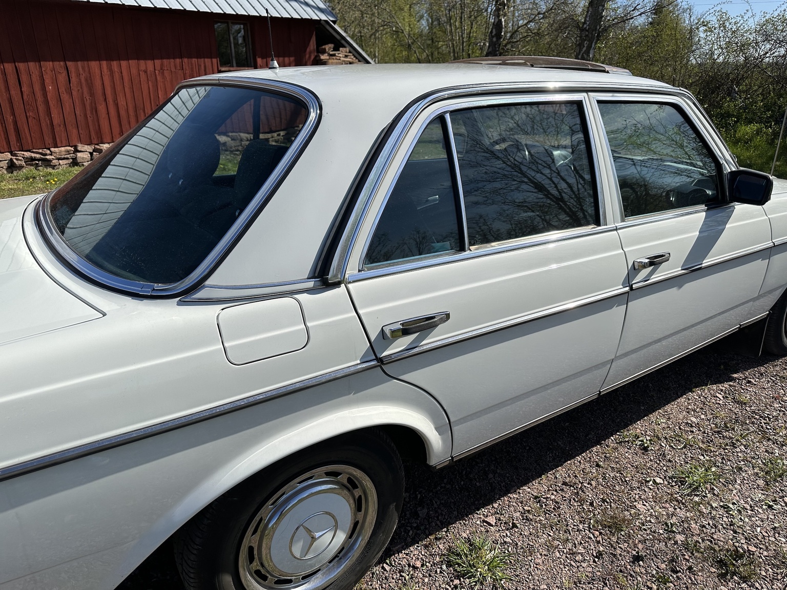Exterior image of 1985 Mercedes-Benz 200