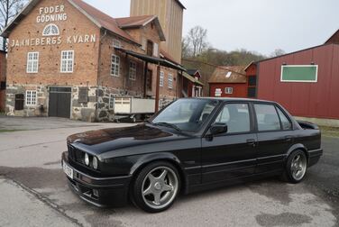 Exterior image of 1989 BMW 325i