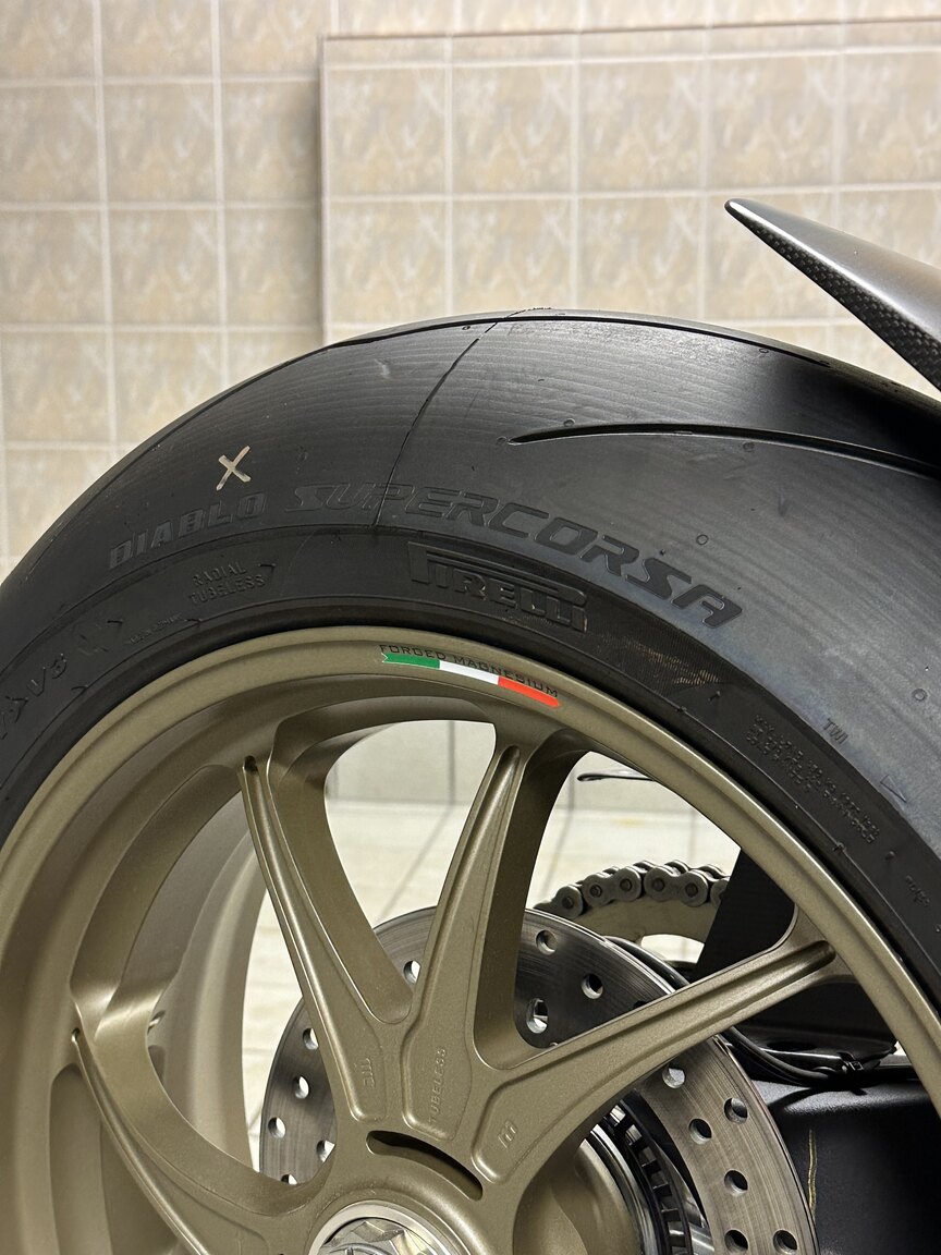 Aussenfoto 2021 Ducati Superleggera V4 23/500