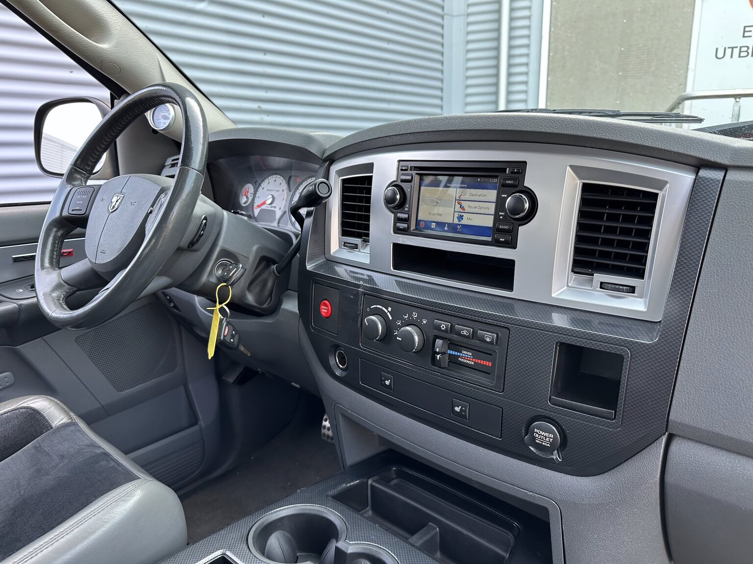 Innenraumfoto von 2006 Dodge Ram SRT10