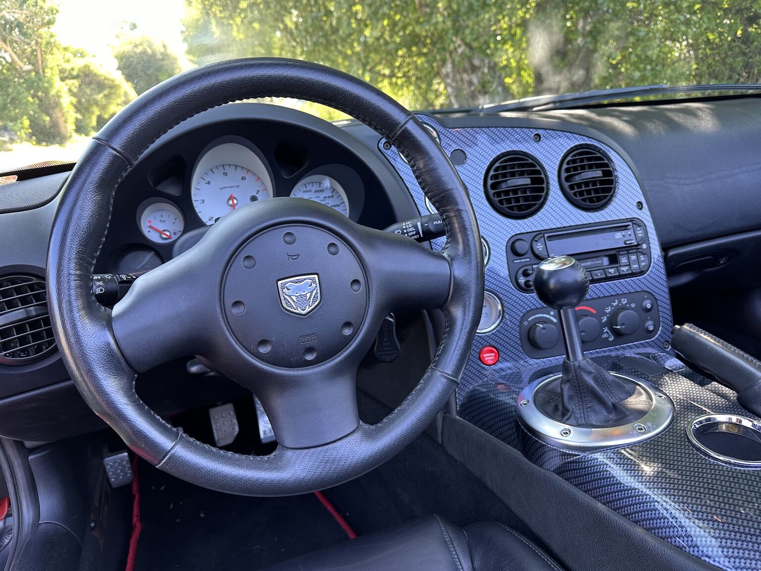 Interior image of 2004 Dodge Viper SRT-10 (8)