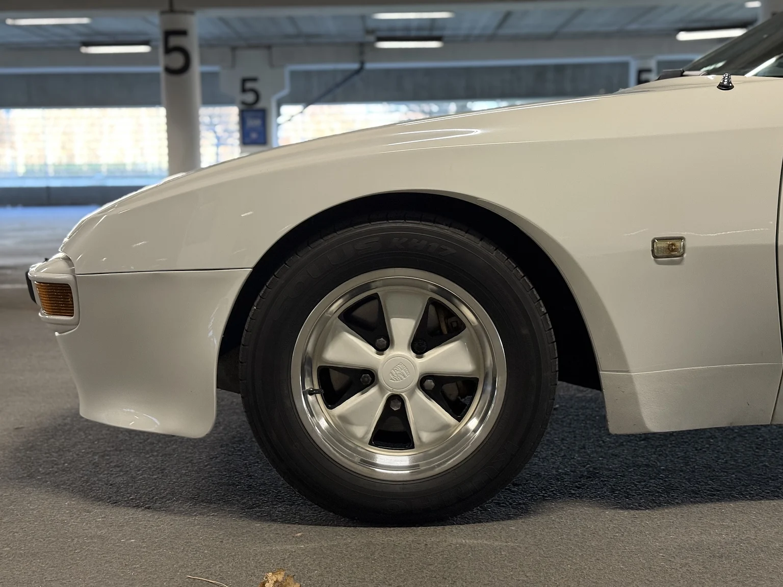 Exterior image of 1984 PORSCHE 944 Targa (41)
