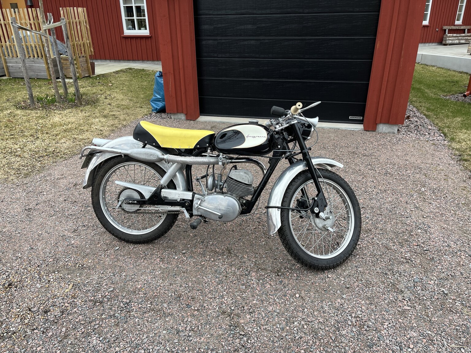 Exteriörbild på 1958 Husqvarna 283 "Guldpilen"