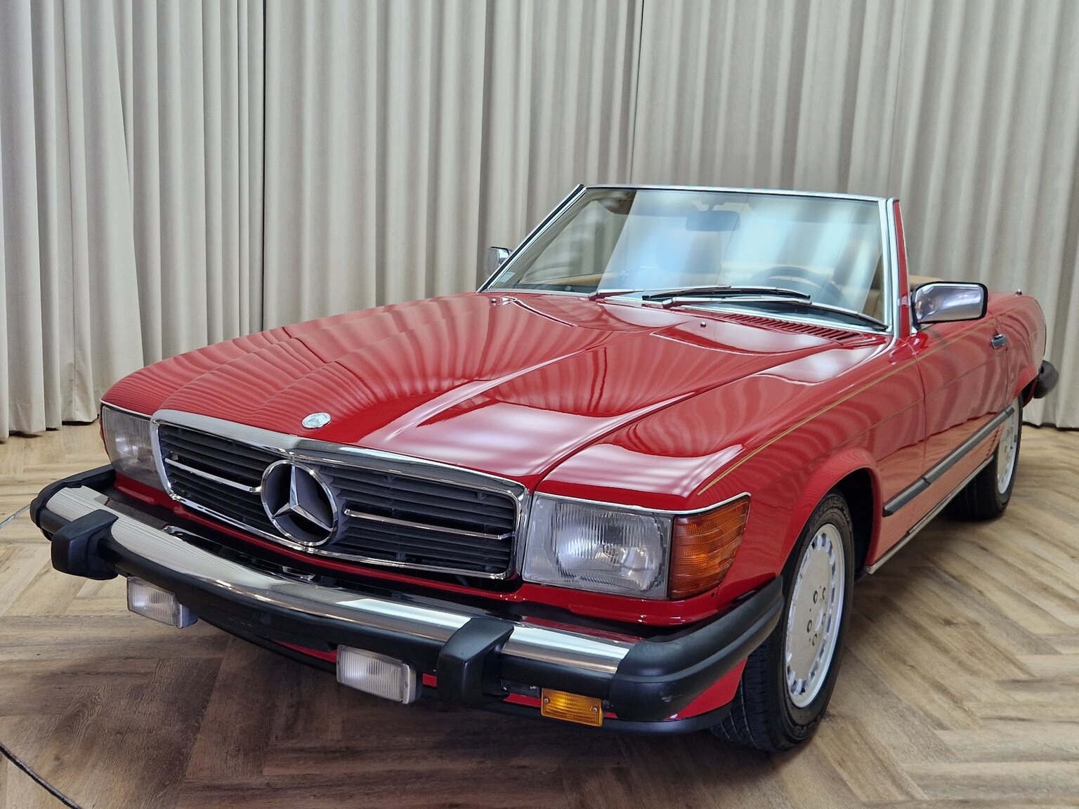 Exterior image of Mercedes-Benz 560SL