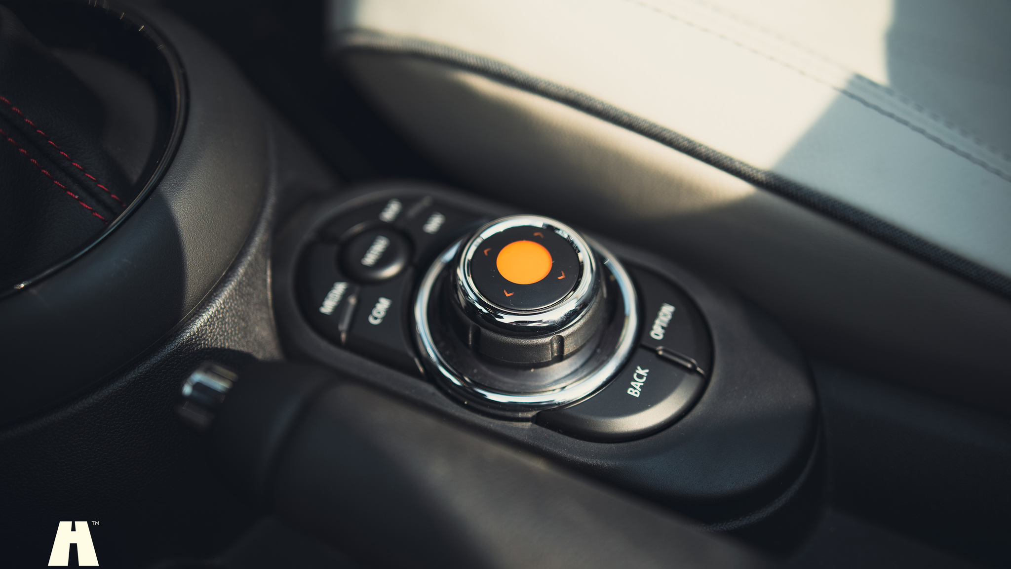 Innenraumfoto von 2021 Mini John Cooper Works Cabriolet  (48)