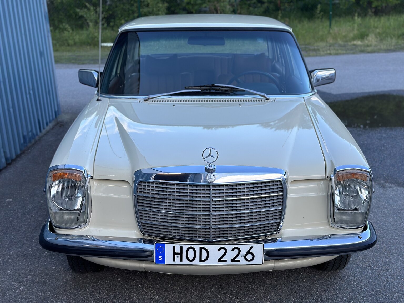 Exteriörbild på 1974 Mercedes Benz 230.6