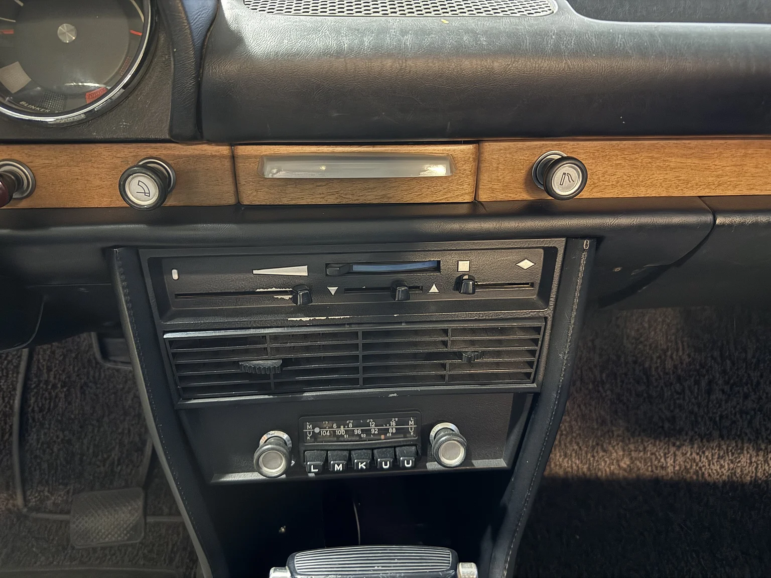 Interiörbild 1970 BMW New Class 4-dörrars Sedan (31)