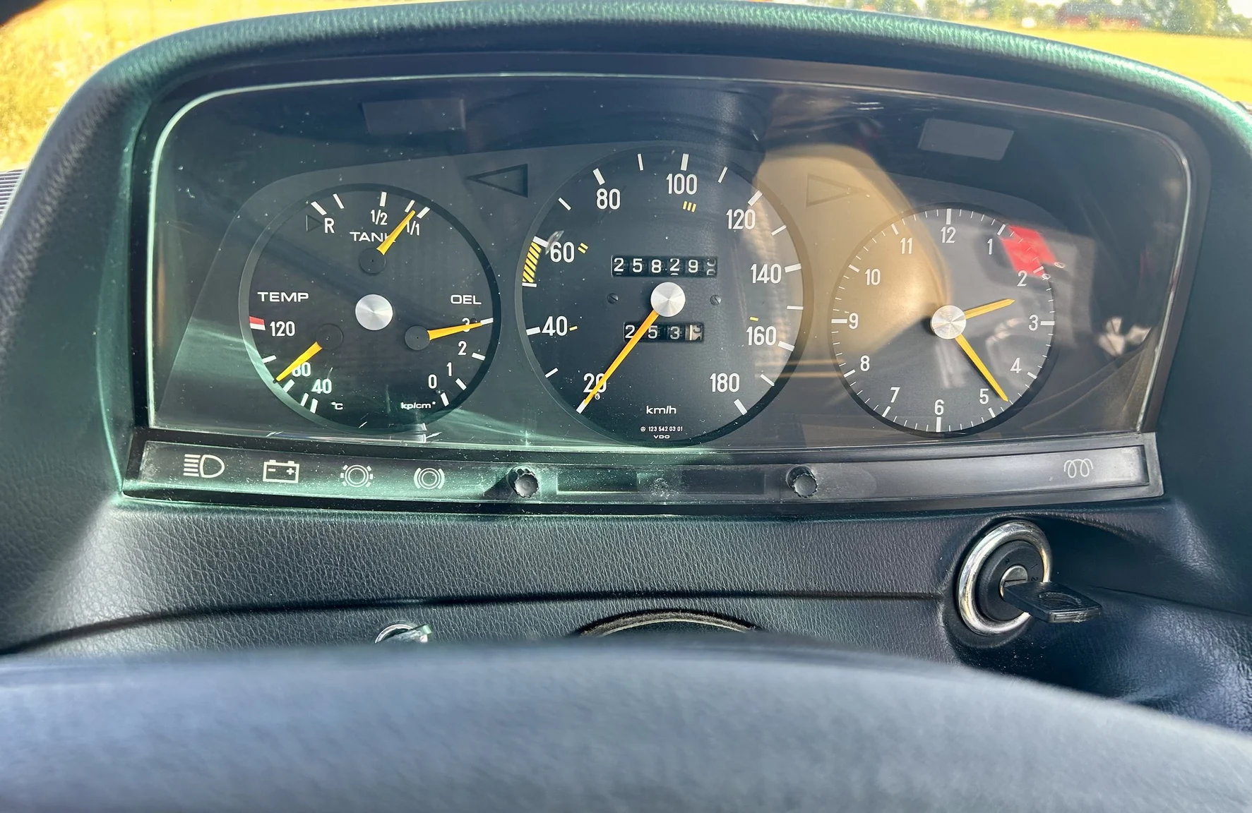 Interior image of 1976 Mercedes-Benz 300 D (10)