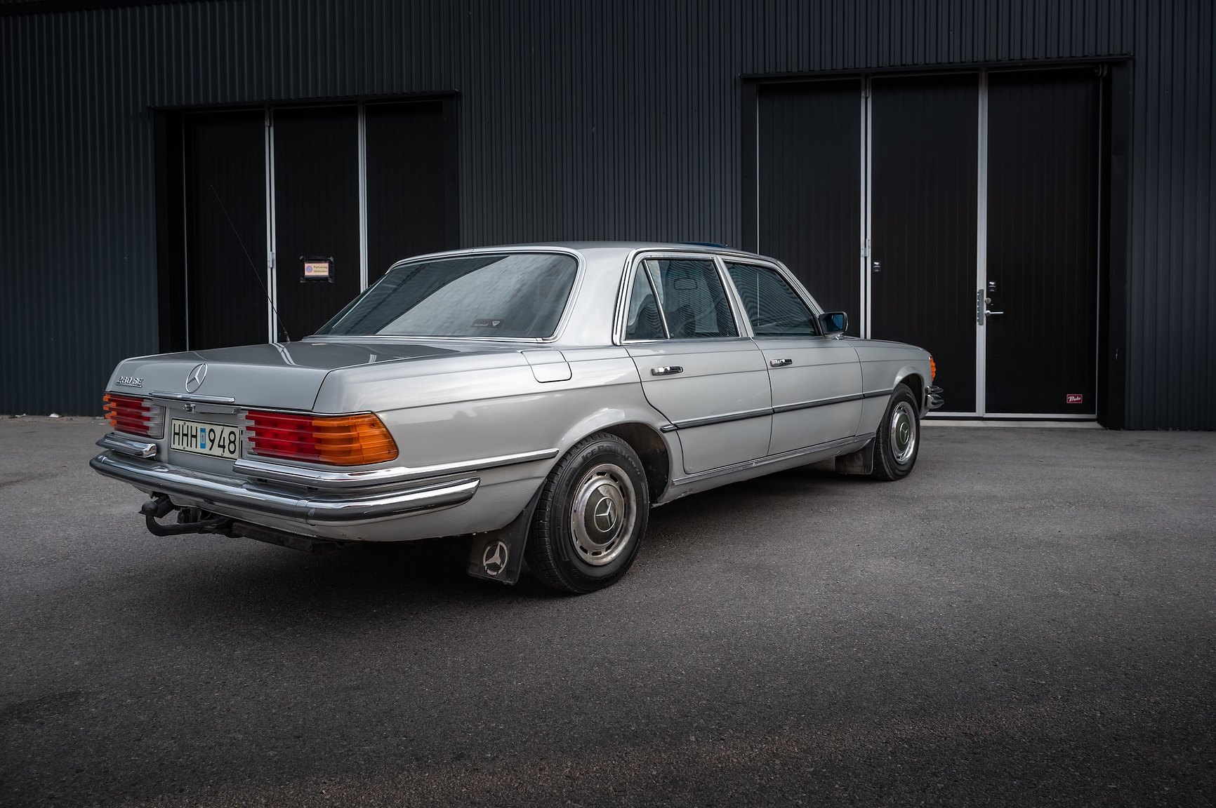 Exterior image of 1975 Mercedes-Benz 280 SE 