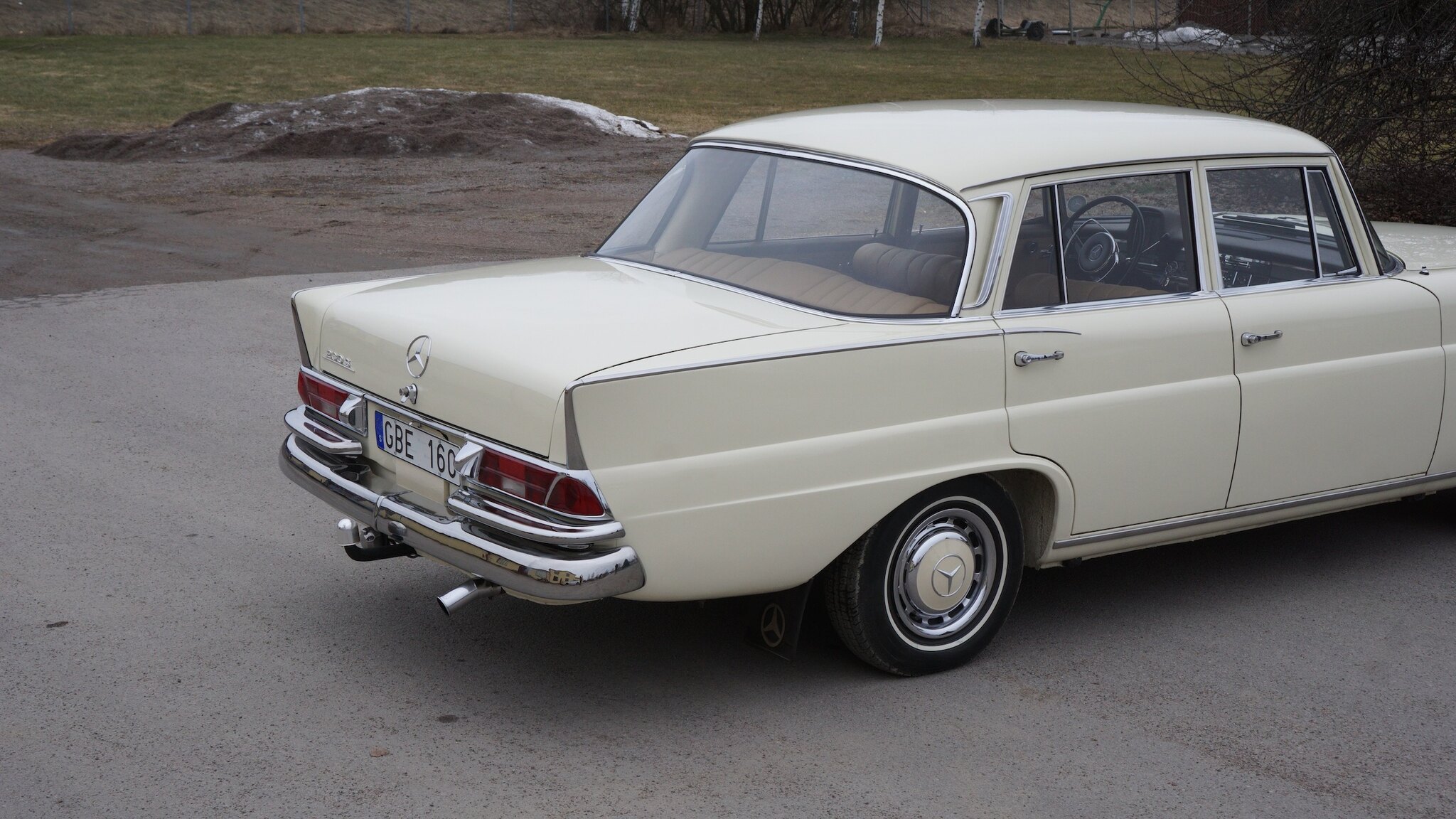 Exteriörbild på 1966 Mercedes-Benz 230 S