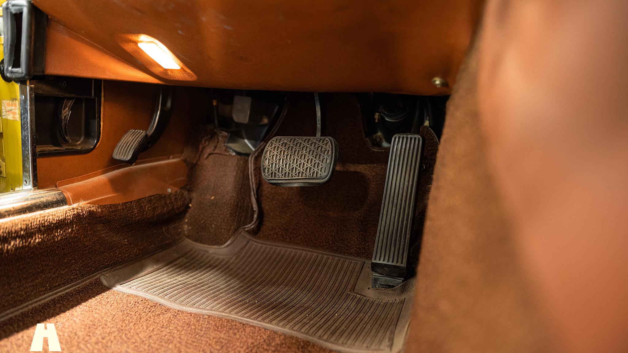 Interior image of 1975 Mercedes SL 350 (44)