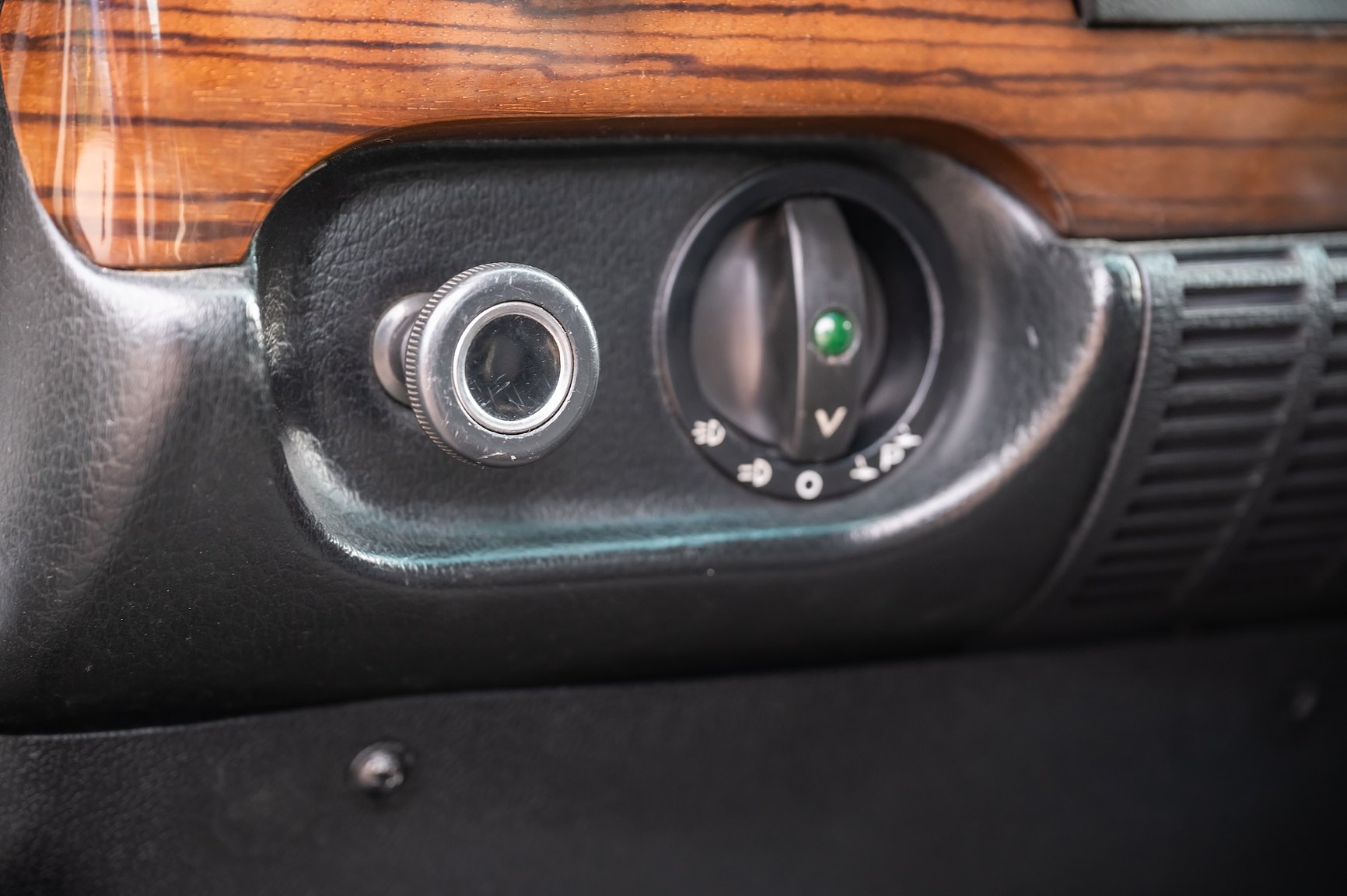 Interior image of 1975 Mercedes-Benz 280 SE 