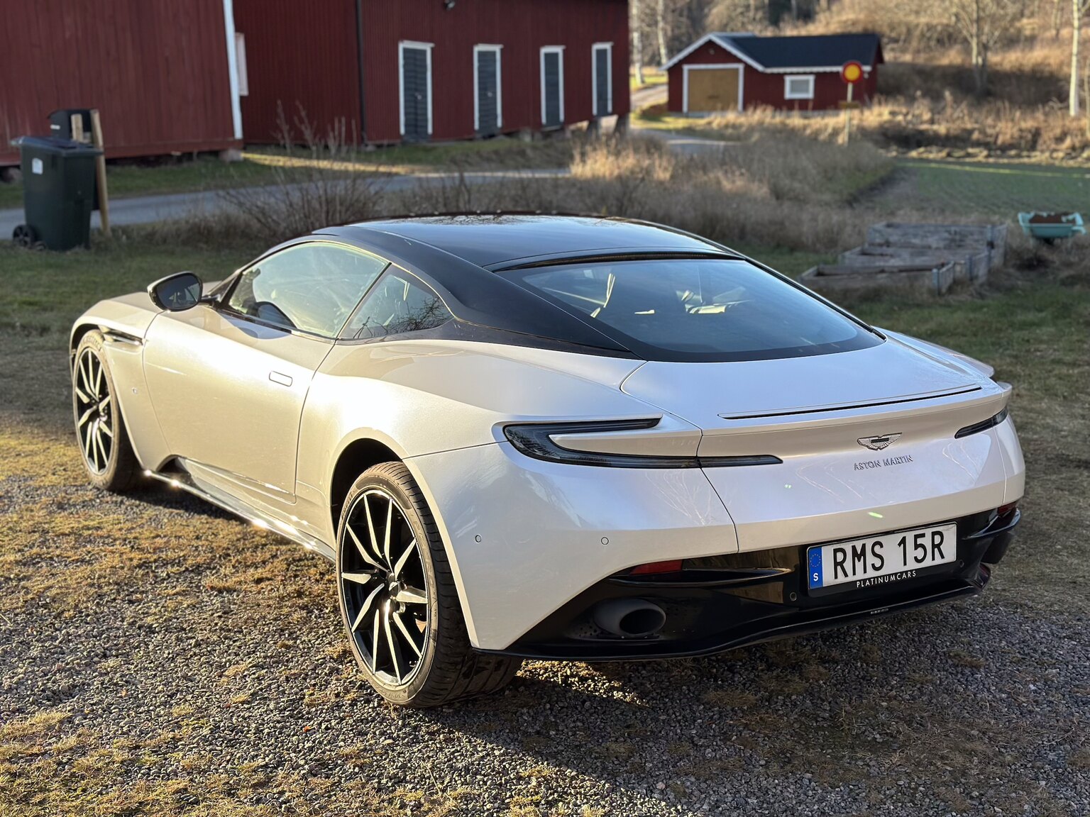 Exteriörbild på 2018 Aston Martin DB11