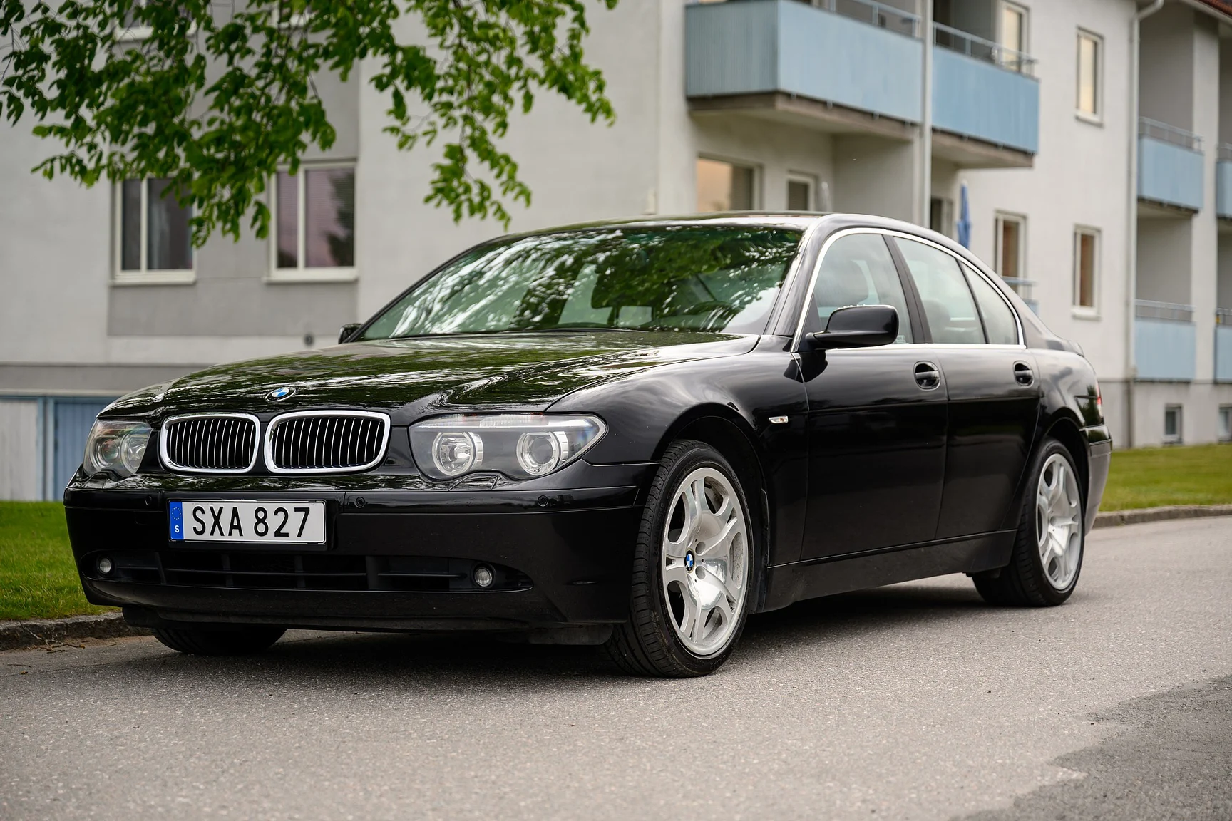 Exterior image of 2001 BMW 745i (1)