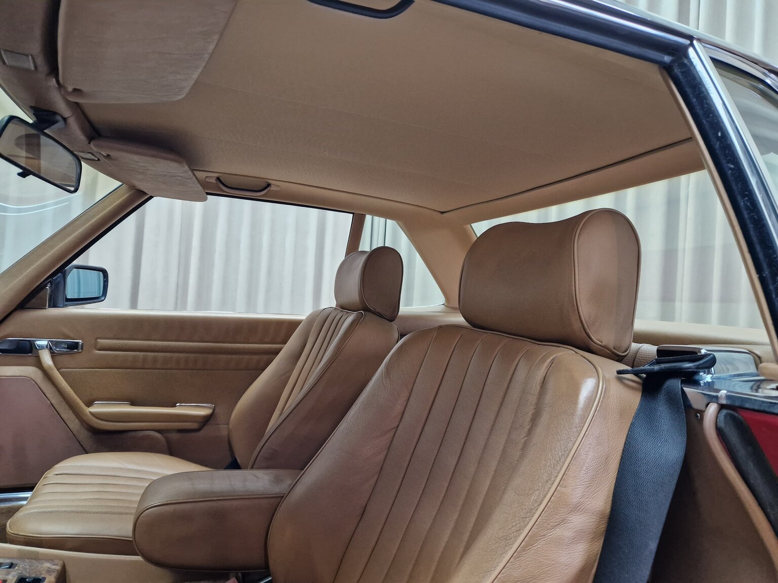 Interior image of Mercedes-Benz 560SL