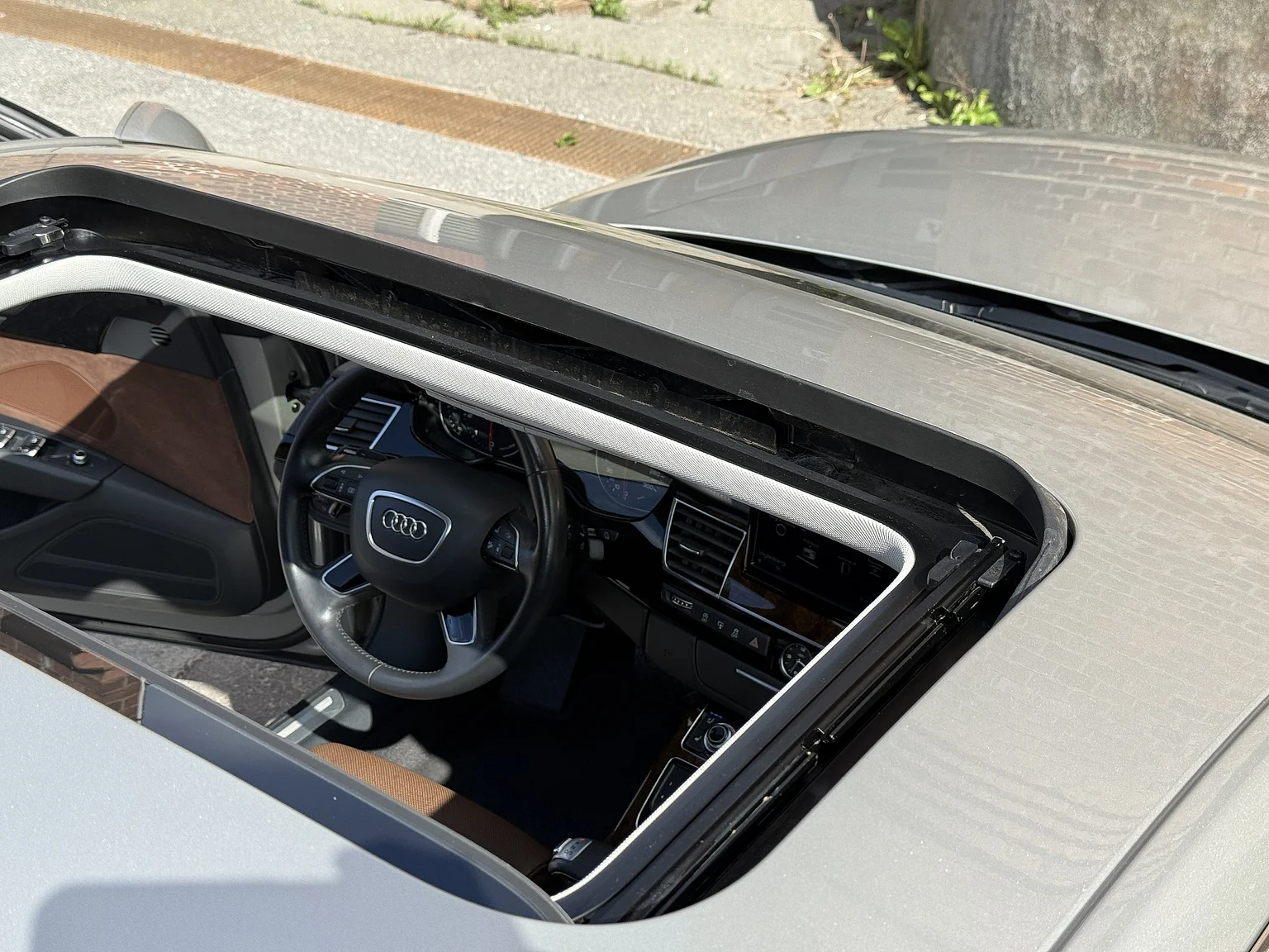 Innenraumfoto von 2014 Audi A8 4.0 TFSI (52)