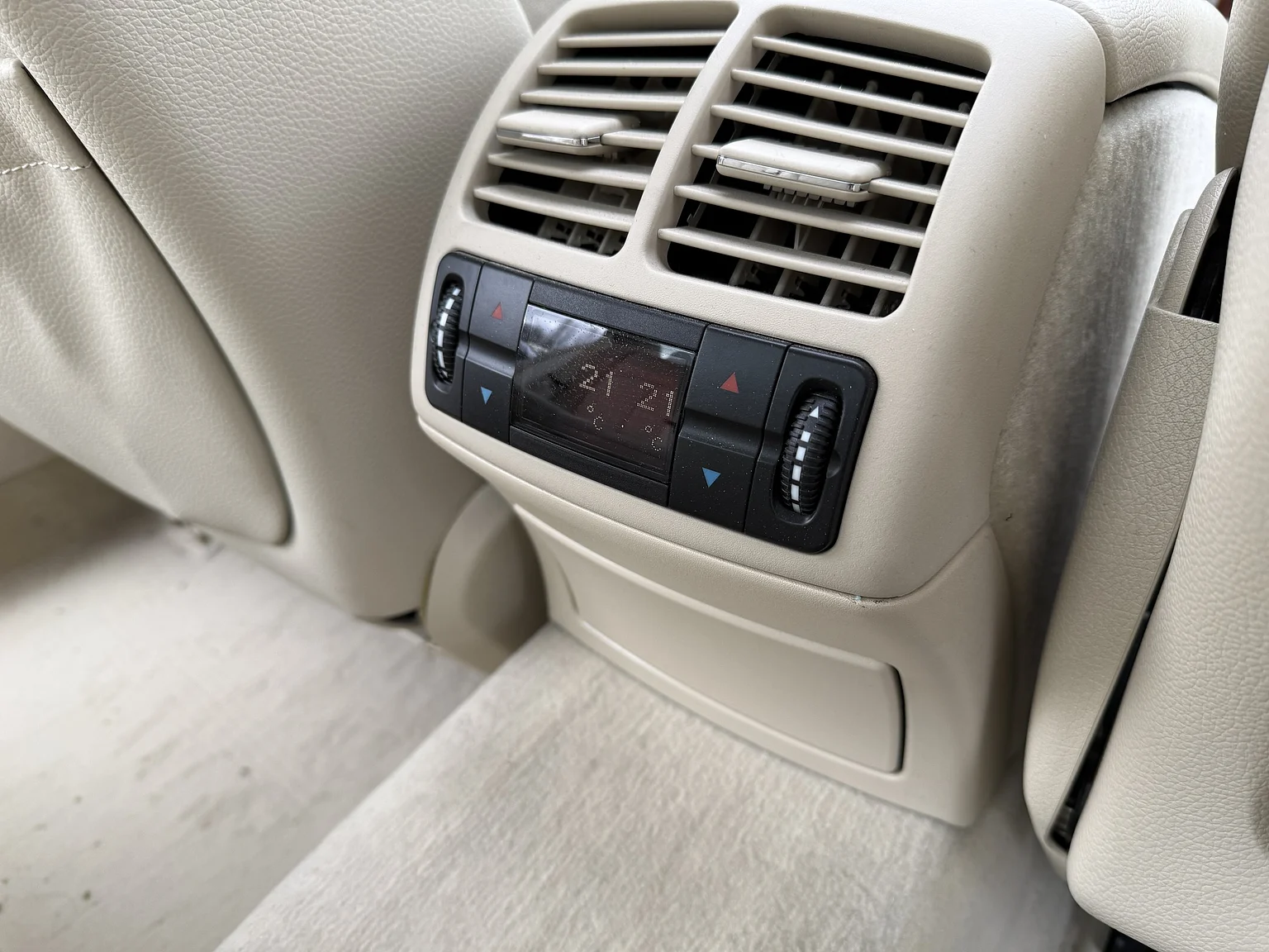 Innenraumfoto von 2004 Mercedes-Benz E 500 7G-Tronic (57)