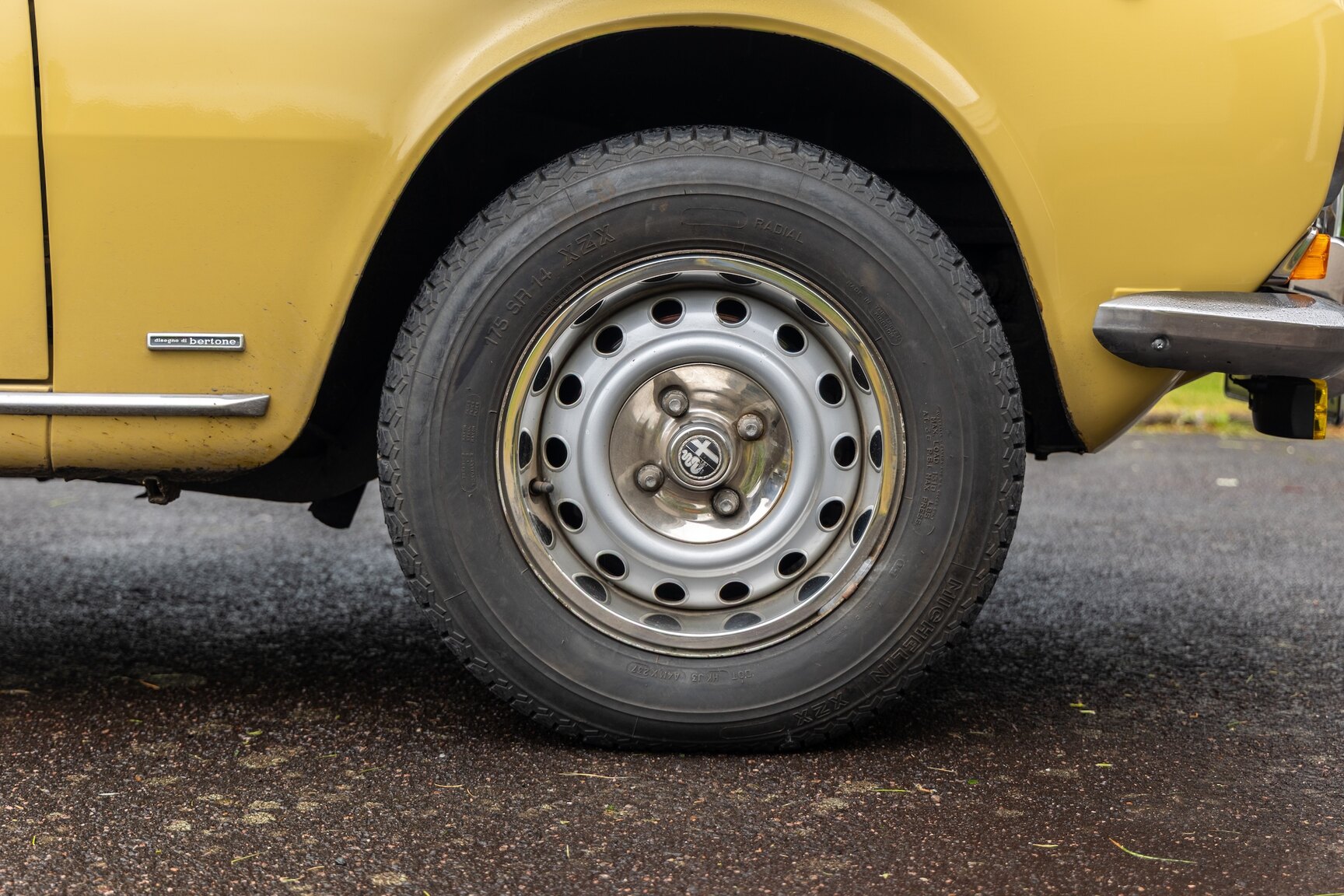 Exterior image of 1974 Alfa Romeo Berlina 2000