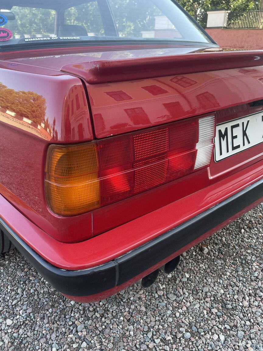Exterior image of 1987 BMW 320i