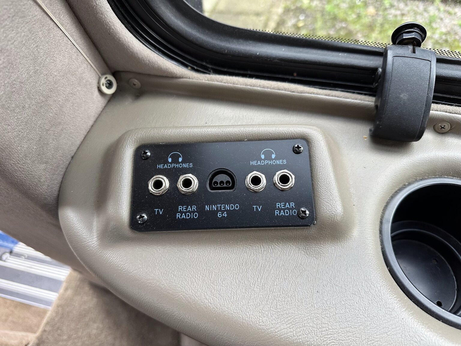 Innenraumfoto von 2000 GMC Savana G1500 Conversion Van