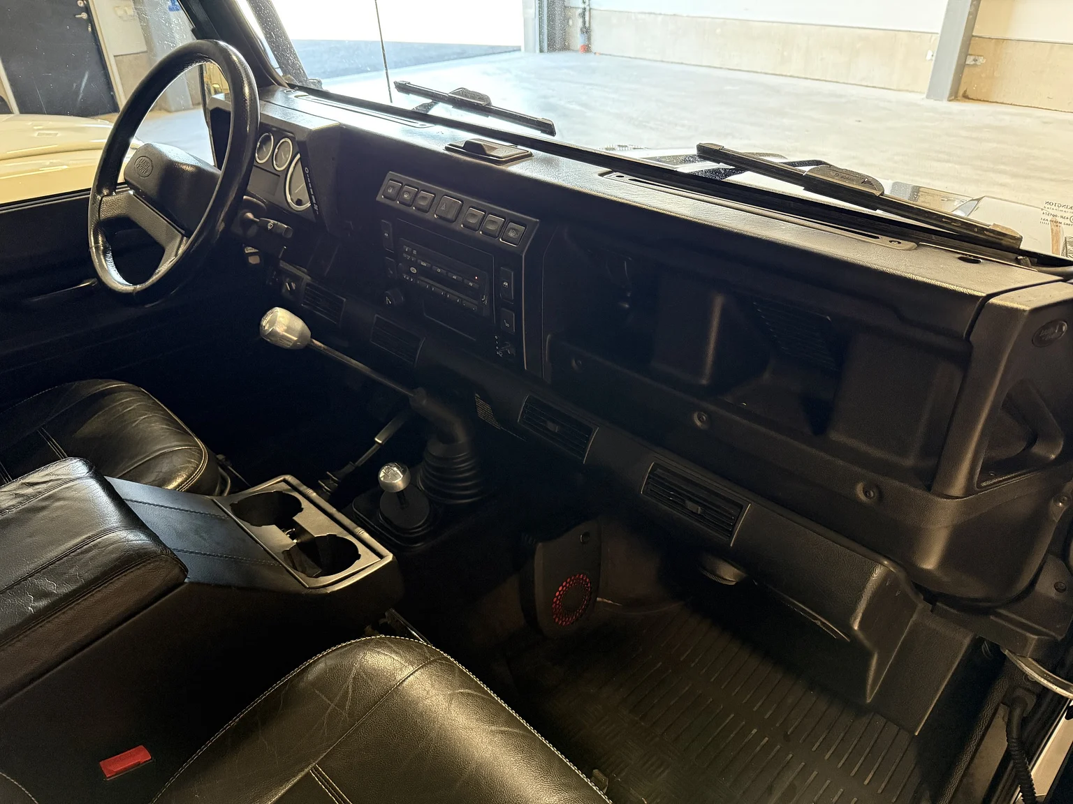 Innenraumfoto von 2000 Land Rover Defender 110 Tomb Raider (25)