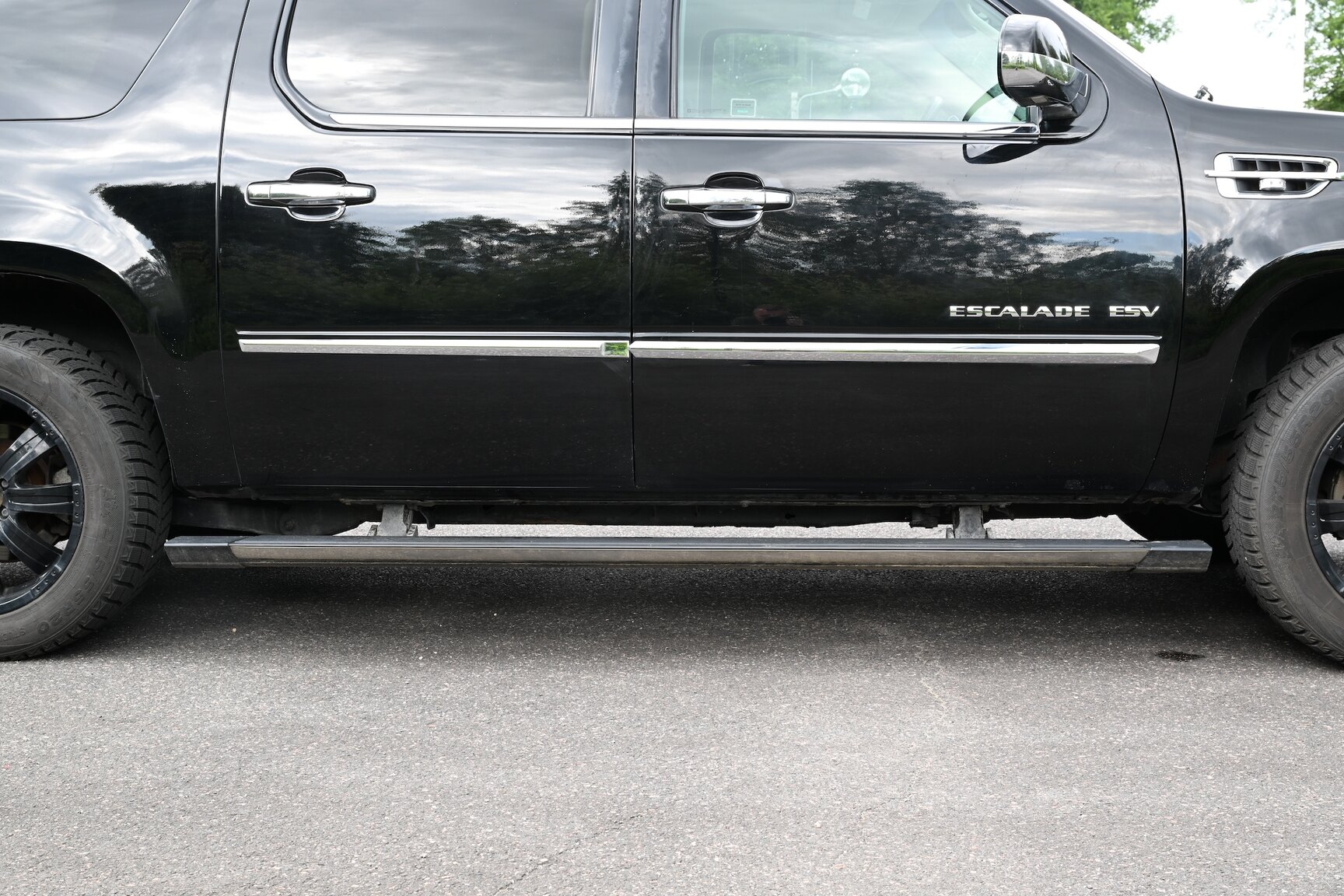 Exterior image of 2010 Cadillac Escalade ESV 6.2 Flexfuel