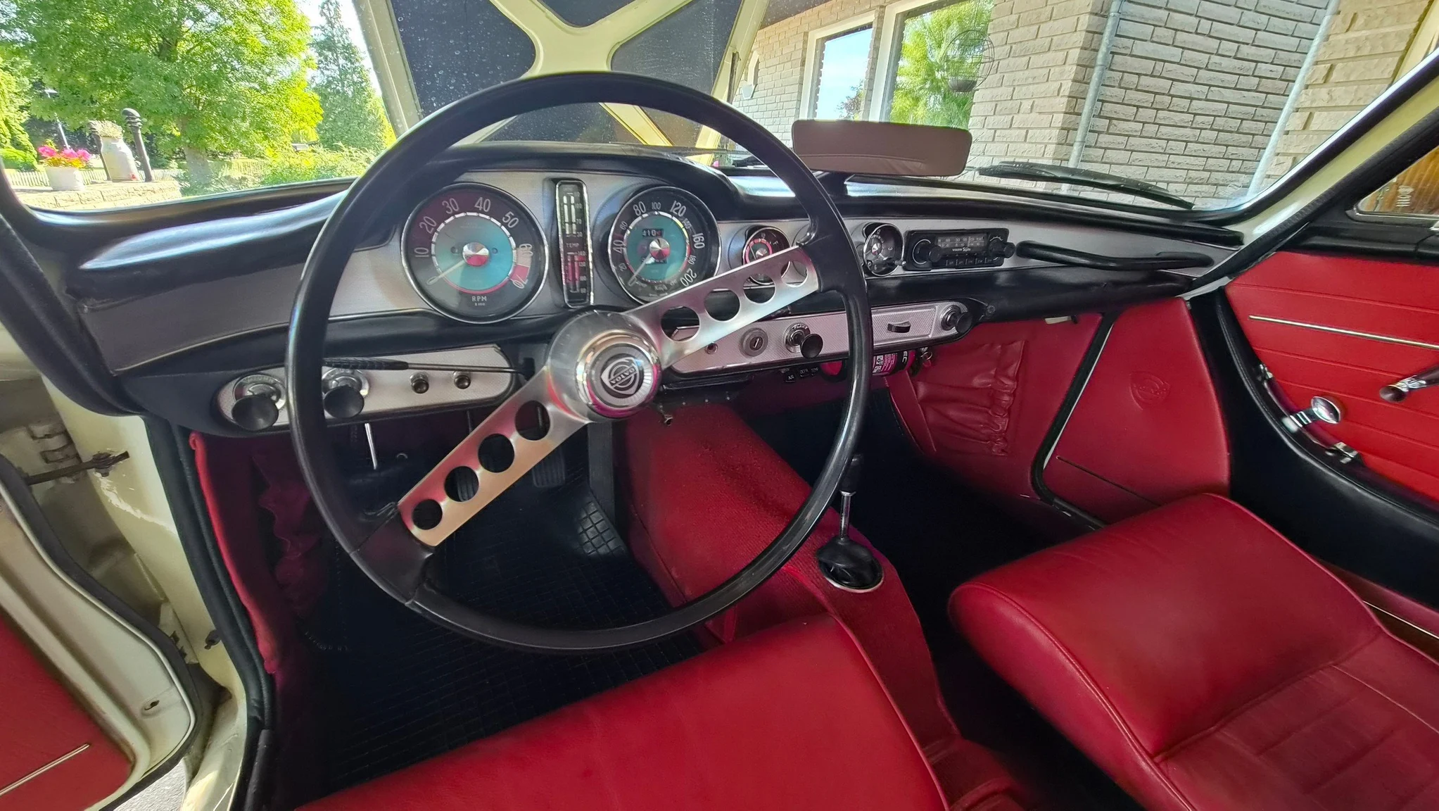Interior image of 1966 Volvo P 1800S (5)