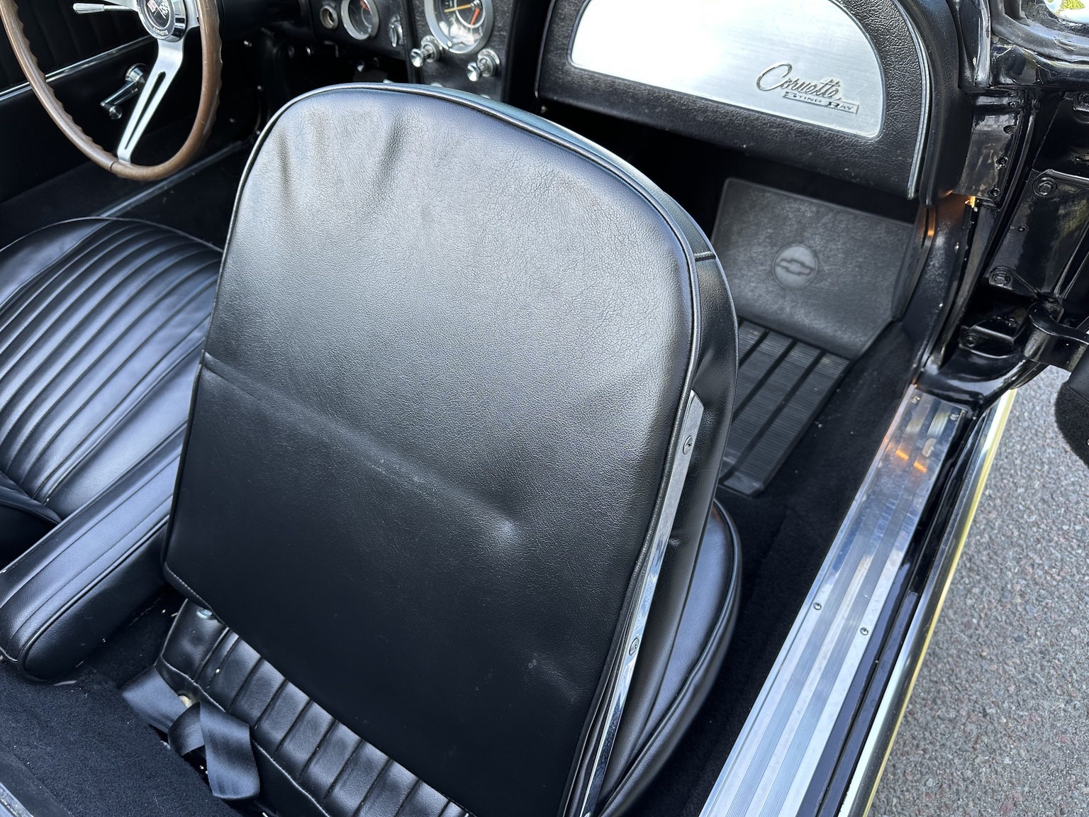 Interior image of 1964 Corvette C2 Stingray Cabriolet (35)