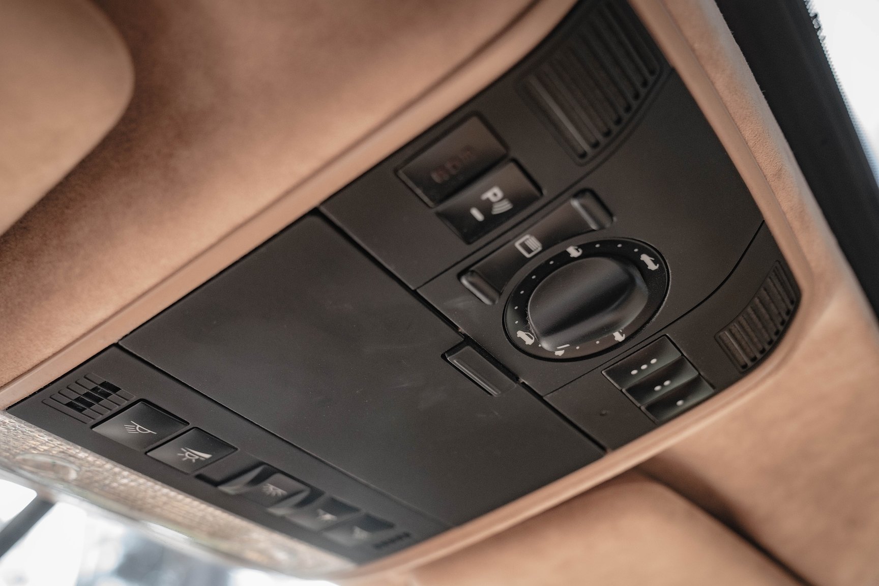 Interior image of 2005 Porsche Cayenne Turbo WLS
