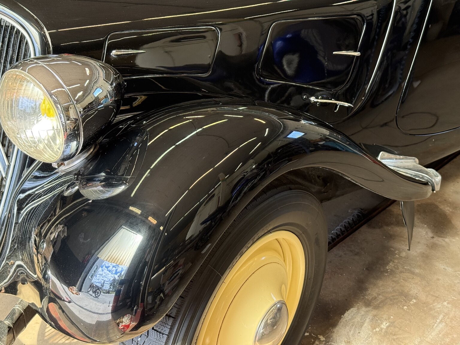 Exterior image of 1939 Citroën Berline 11 Sport Convertible