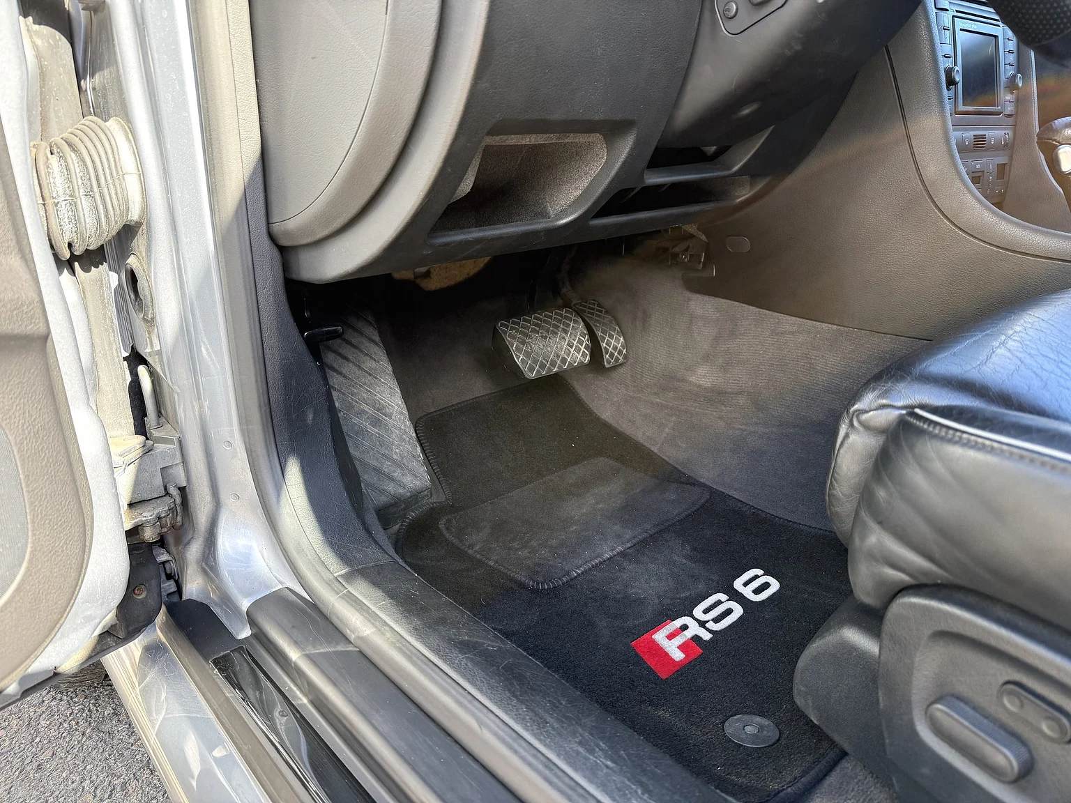 Interiörbild 2002 Audi RS 6 Avant (13)