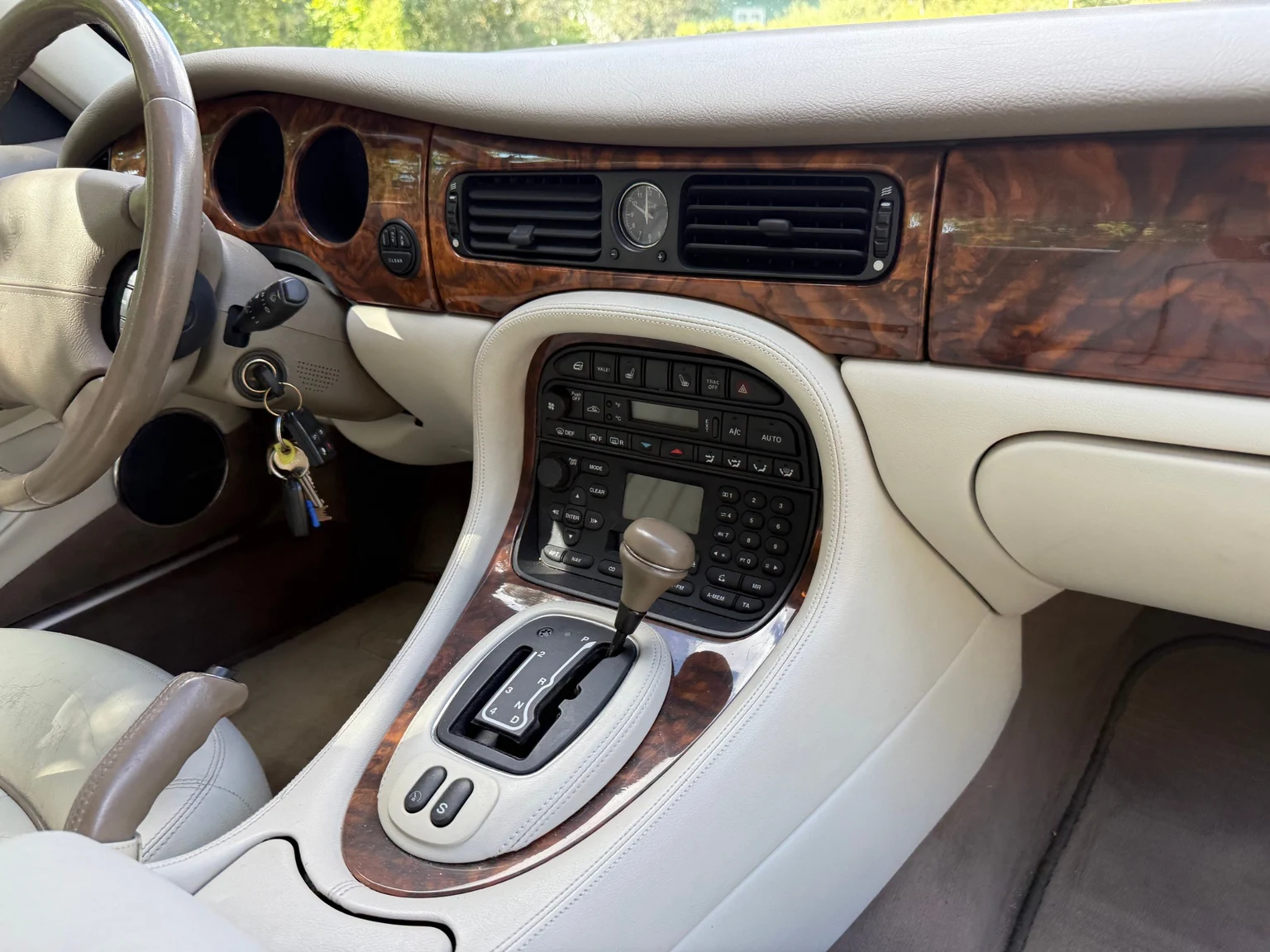 Innenraumfoto von 2001 Jaguar XJ Sovereign 4.0 V8 (43)
