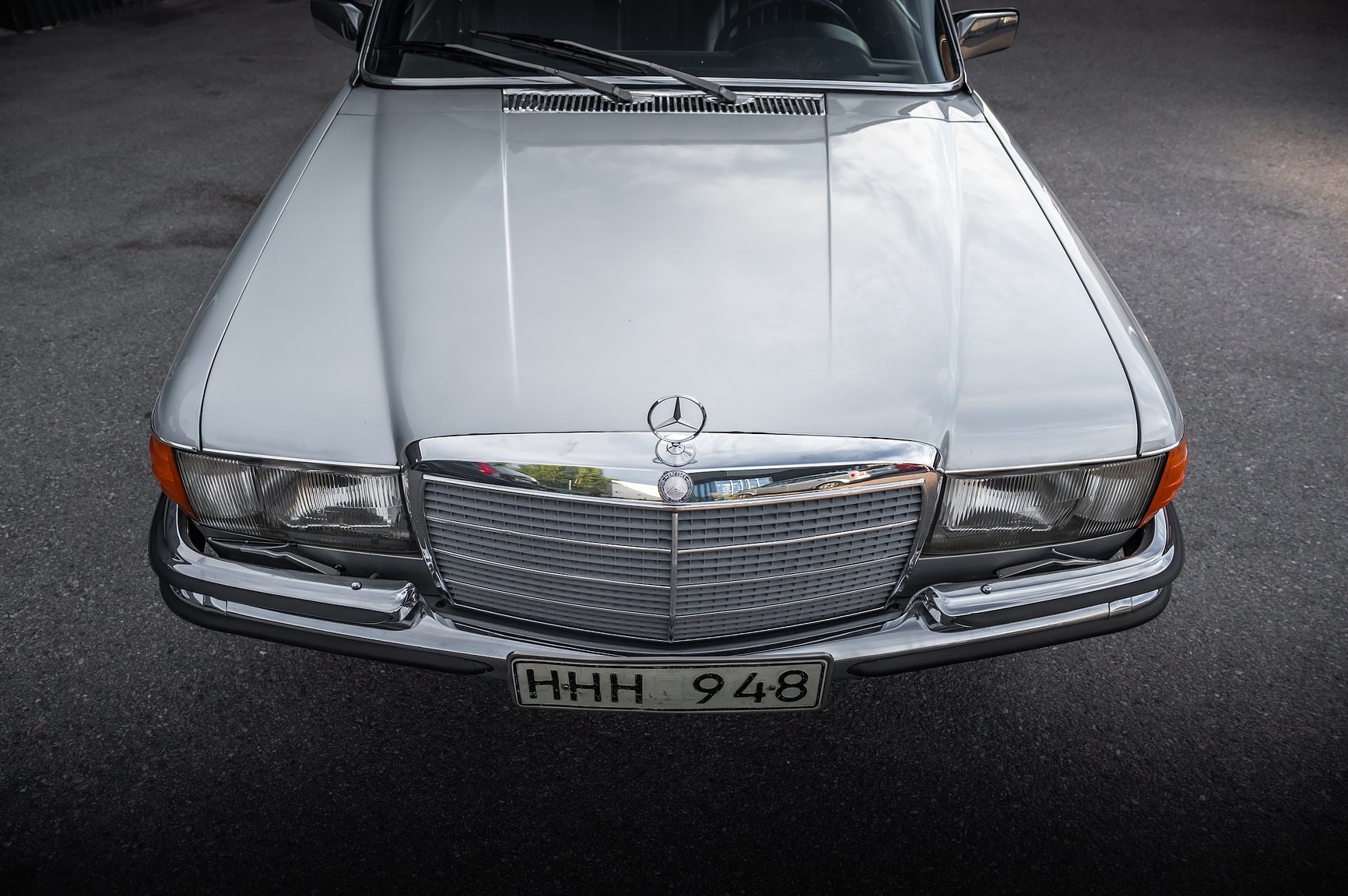 Exteriörbild på 1975 Mercedes-Benz 280 SE 