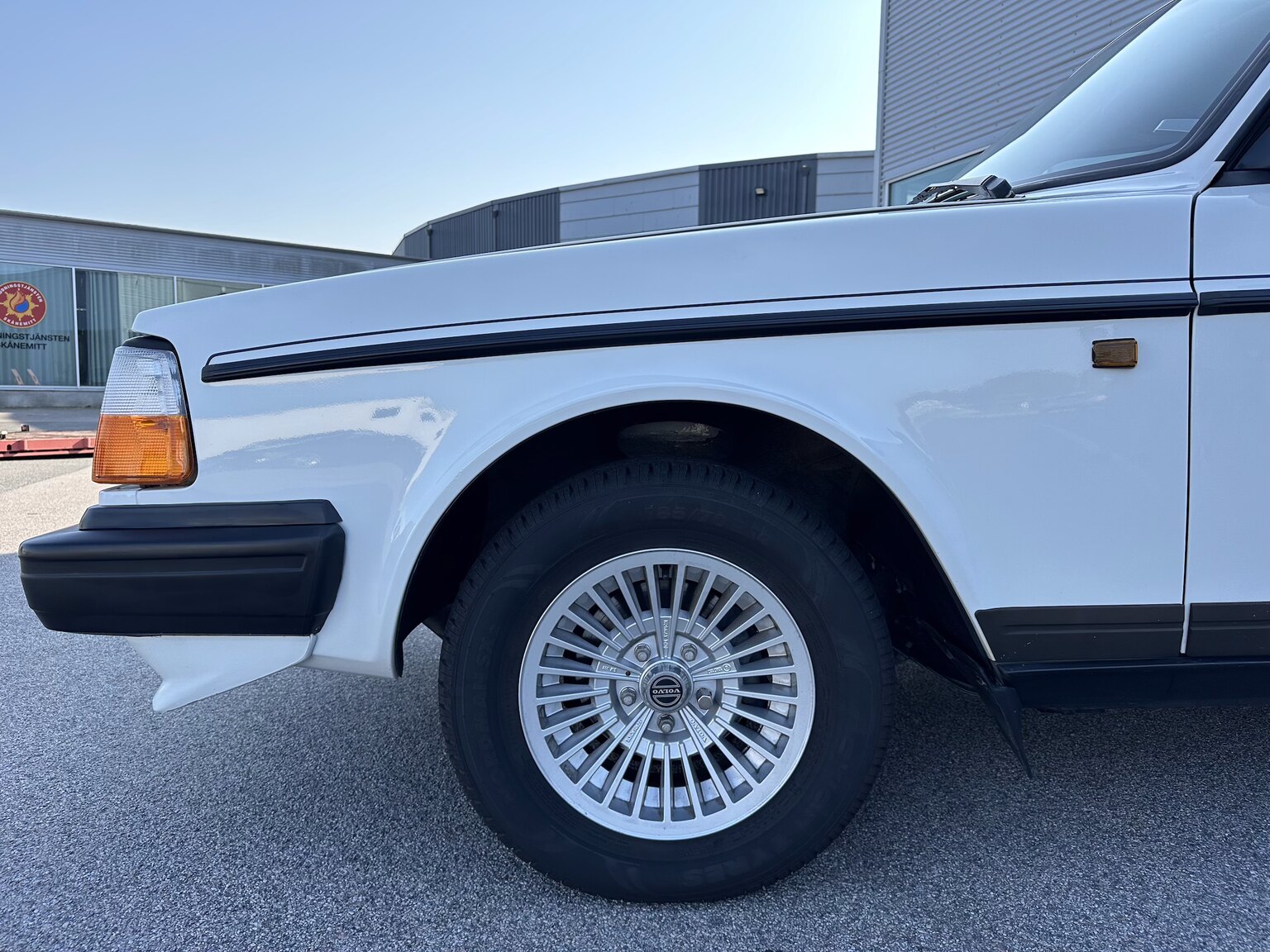 Exterior image of 1991 Volvo 240 GLT