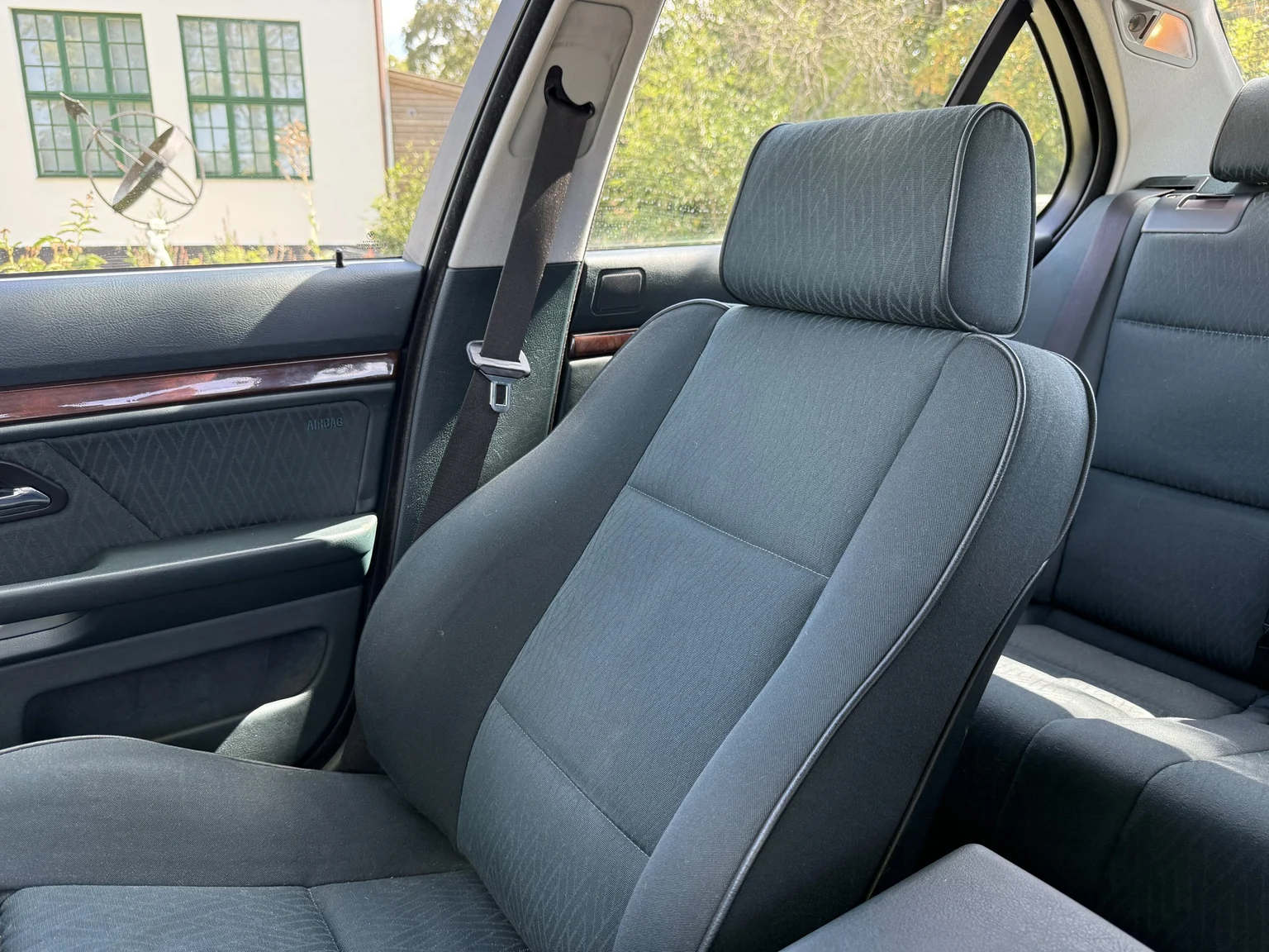Interior image of 2003 BMW 525d Sedan (32)