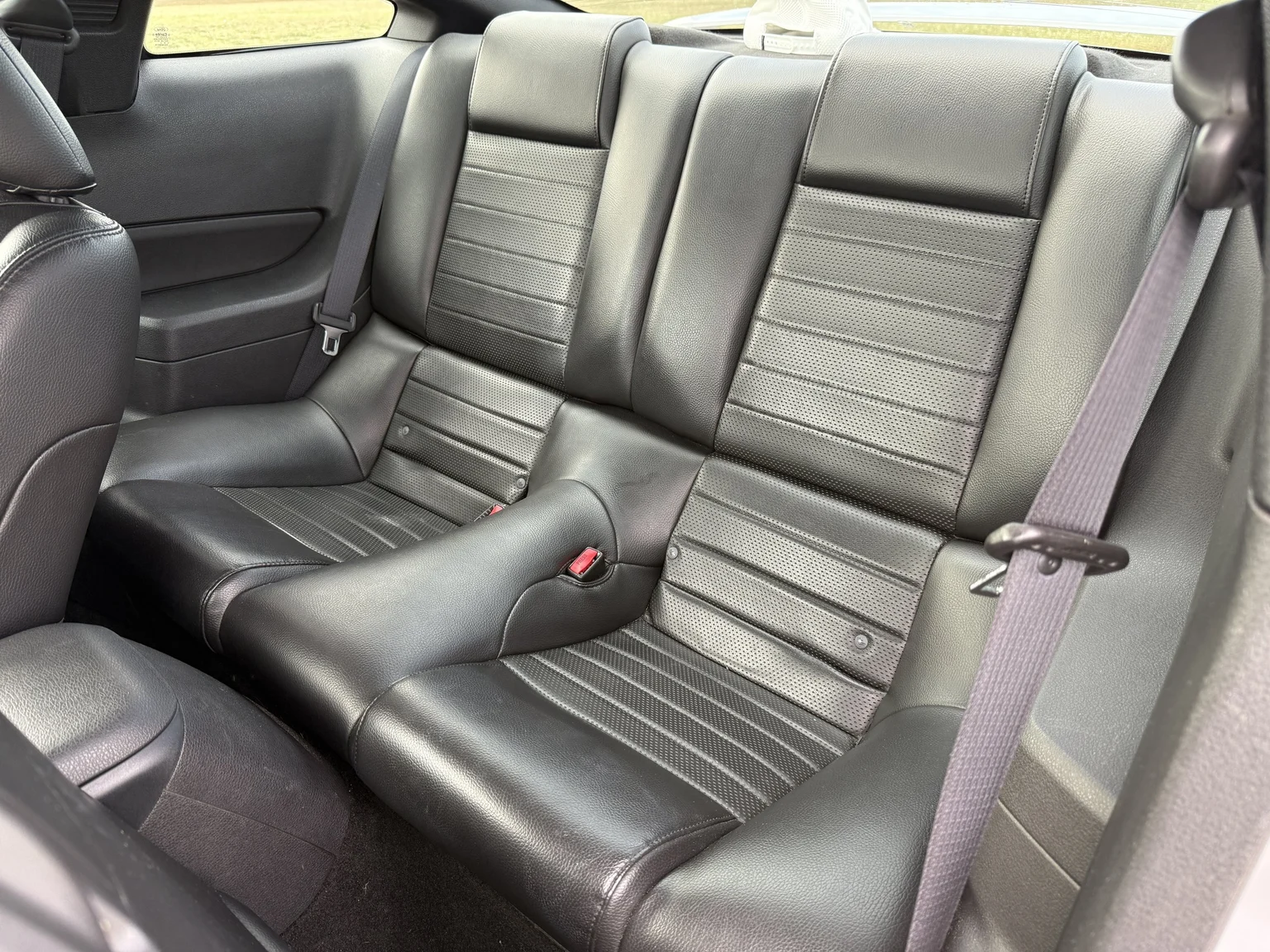 Innenraumfoto von 2006 Ford Mustang GT (31)