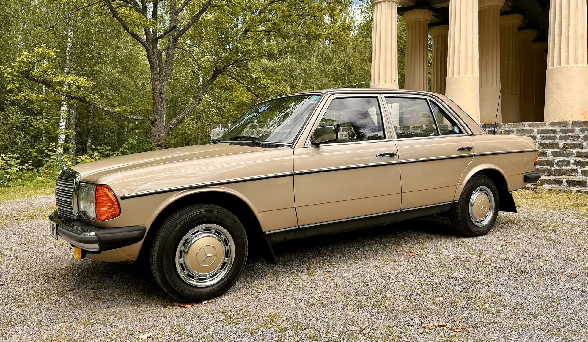 Exteriörbild på 1976 Mercedes-Benz 300 D (7)