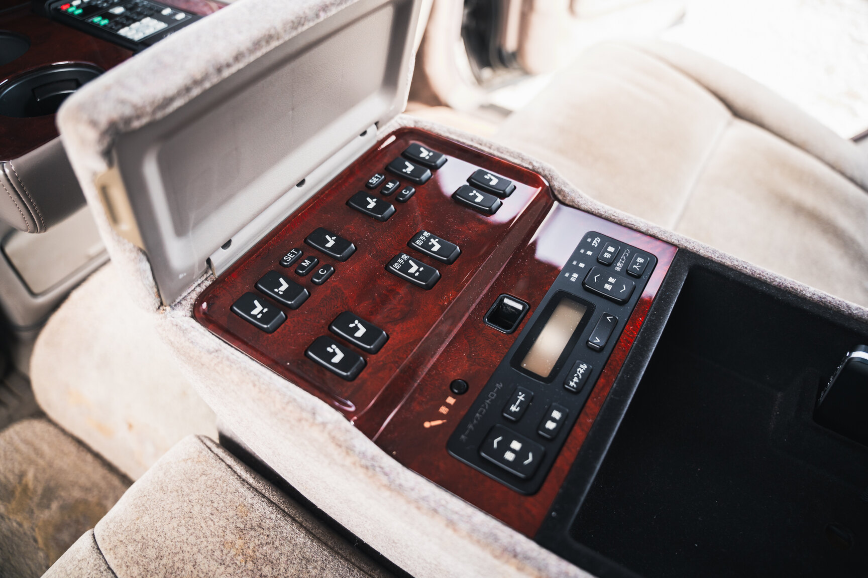 Innenraumfoto von 2000 Toyota Century