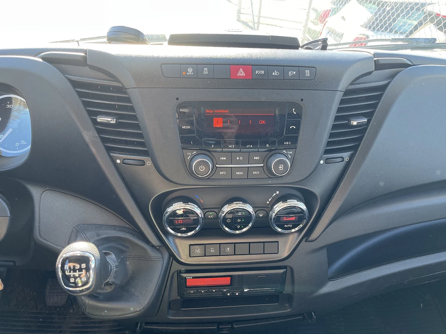 Exteriörbild på 2022 Iveco Daily 70-180 chassis Biltransport (4)