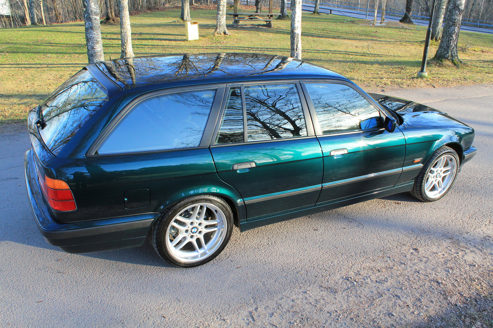 Exterior image of 1996 BMW 520i Touring