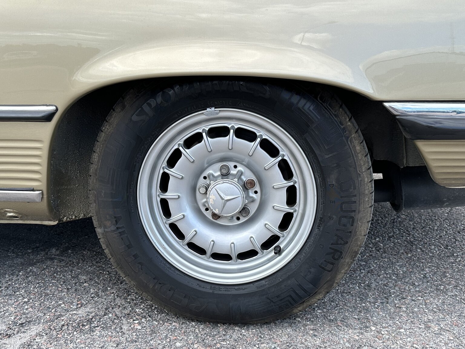 Exteriörbild på 1974 Mercedes benz 450 SL