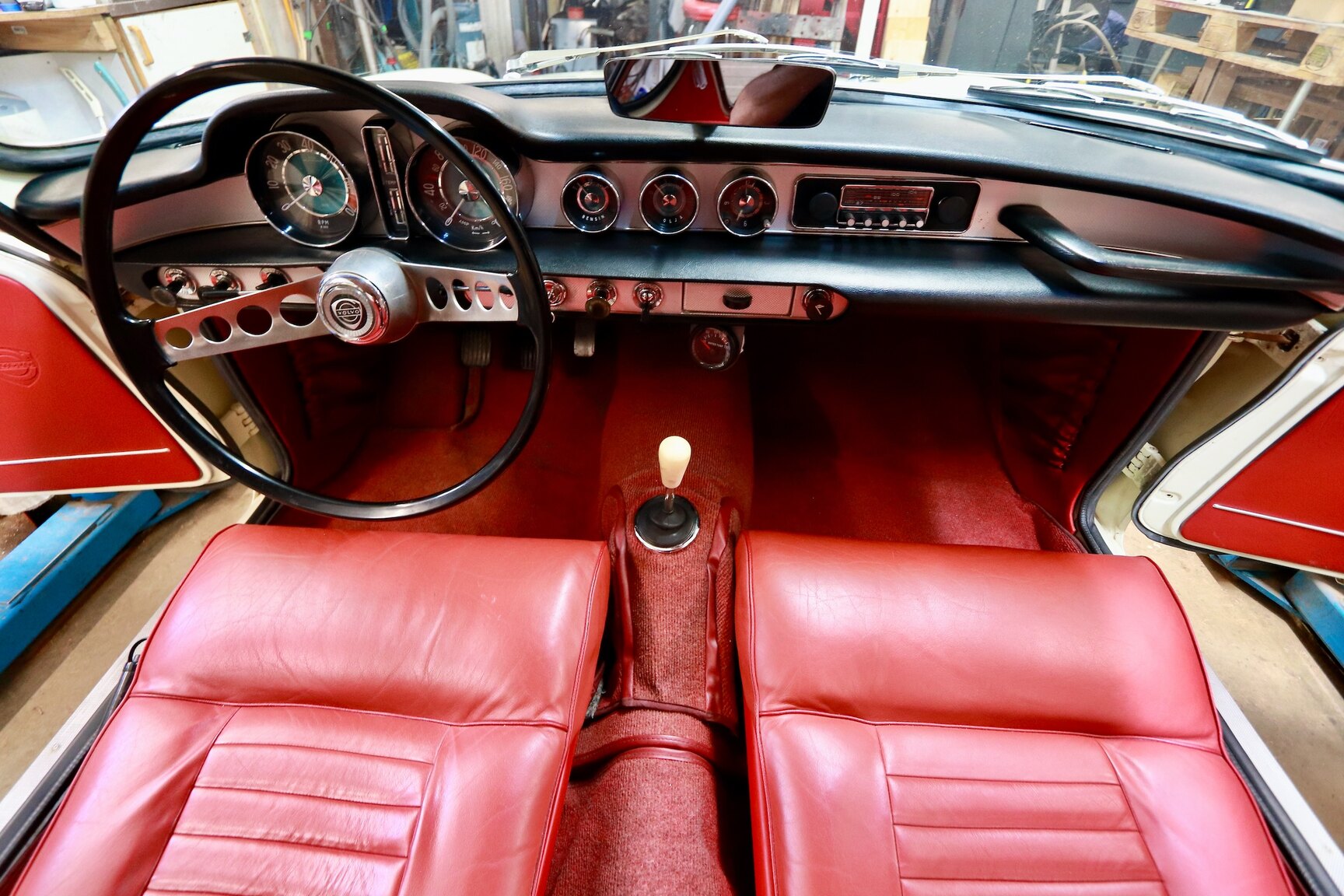 Interior image of 1964 Volvo P 1800S (14)